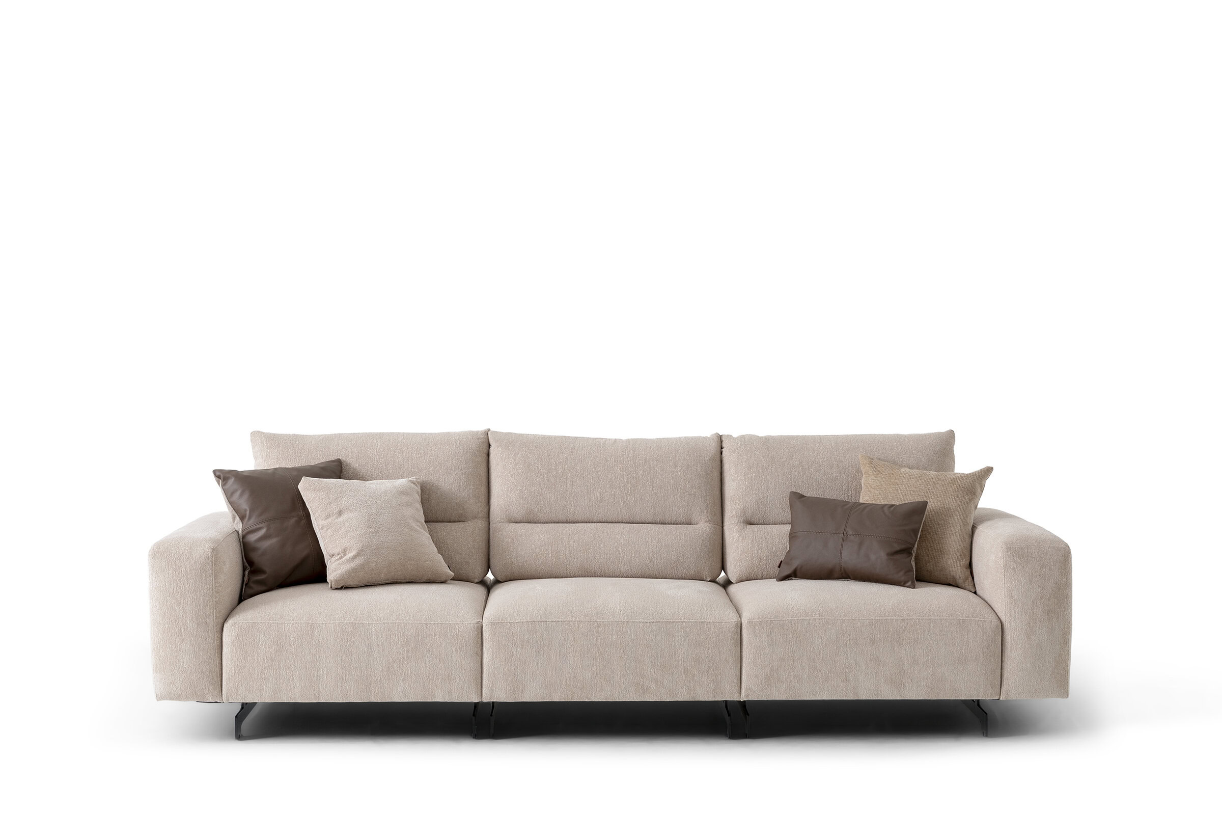 Canapea bej confortabilă, cu perne pufoase și design elegant, perfectă pentru livinguri contemporane și mobilier elegant pentru casă. Cumpărați canapele de înaltă calitate de la Saloni Furniture.