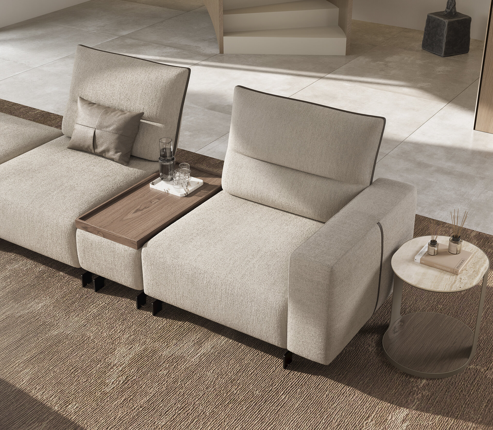 Set de canapele moderne și elegante, cu tapițerie bej, cu o măsuță laterală din lemn și perne confortabile, perfect pentru livingurile contemporane.