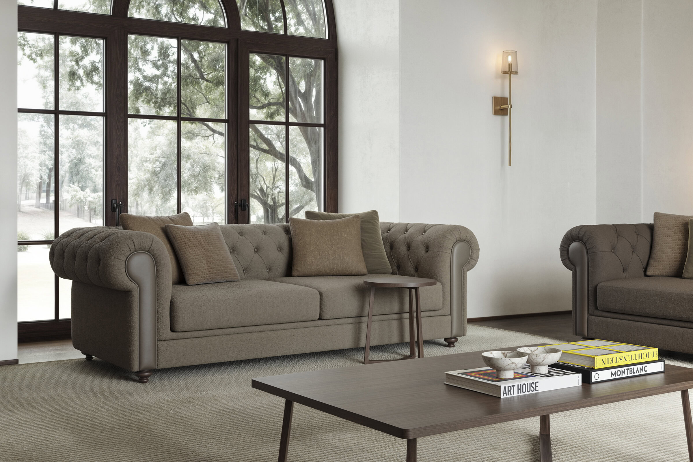 Canapea elegantă, bej, tapițată, într-un living confortabil, cu ferestre mari, înrămate din lemn și iluminat modern de perete, perfectă pentru un decor elegant și confortabil.