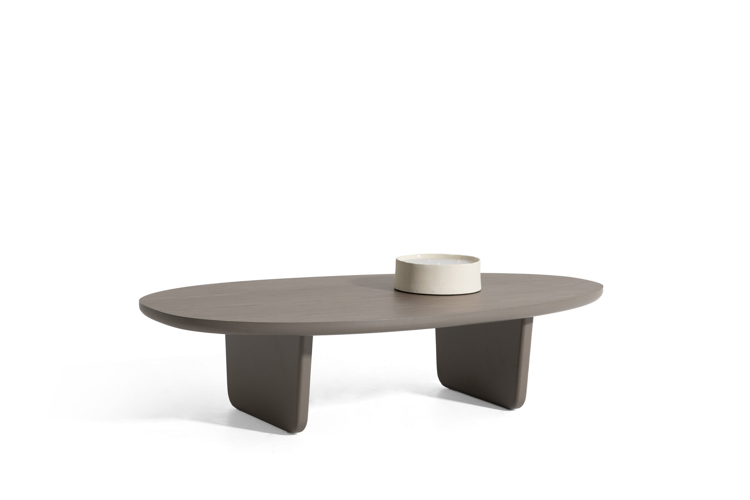 Masă de cafea modernă și minimalistă, cu blat oval din lemn și picioare curbate în tonuri neutre, perfectă pentru livingurile contemporane.