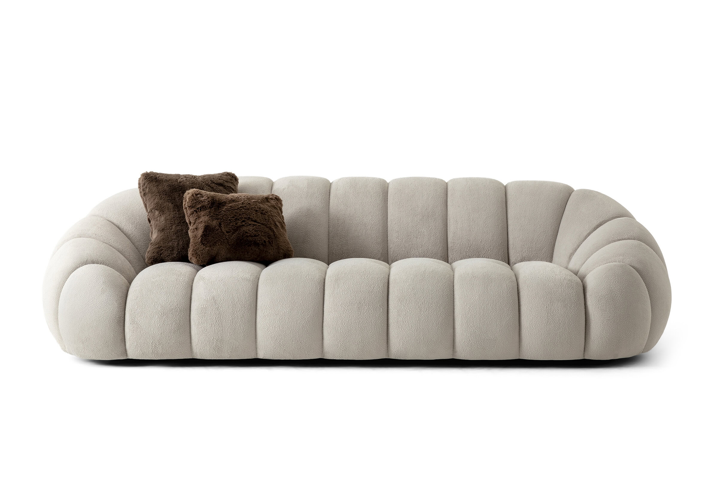 Canapea elegantă, bej, din pluș, cu design rotunjit și perne decorative maro, perfectă pentru livinguri contemporane și decor interior elegant.