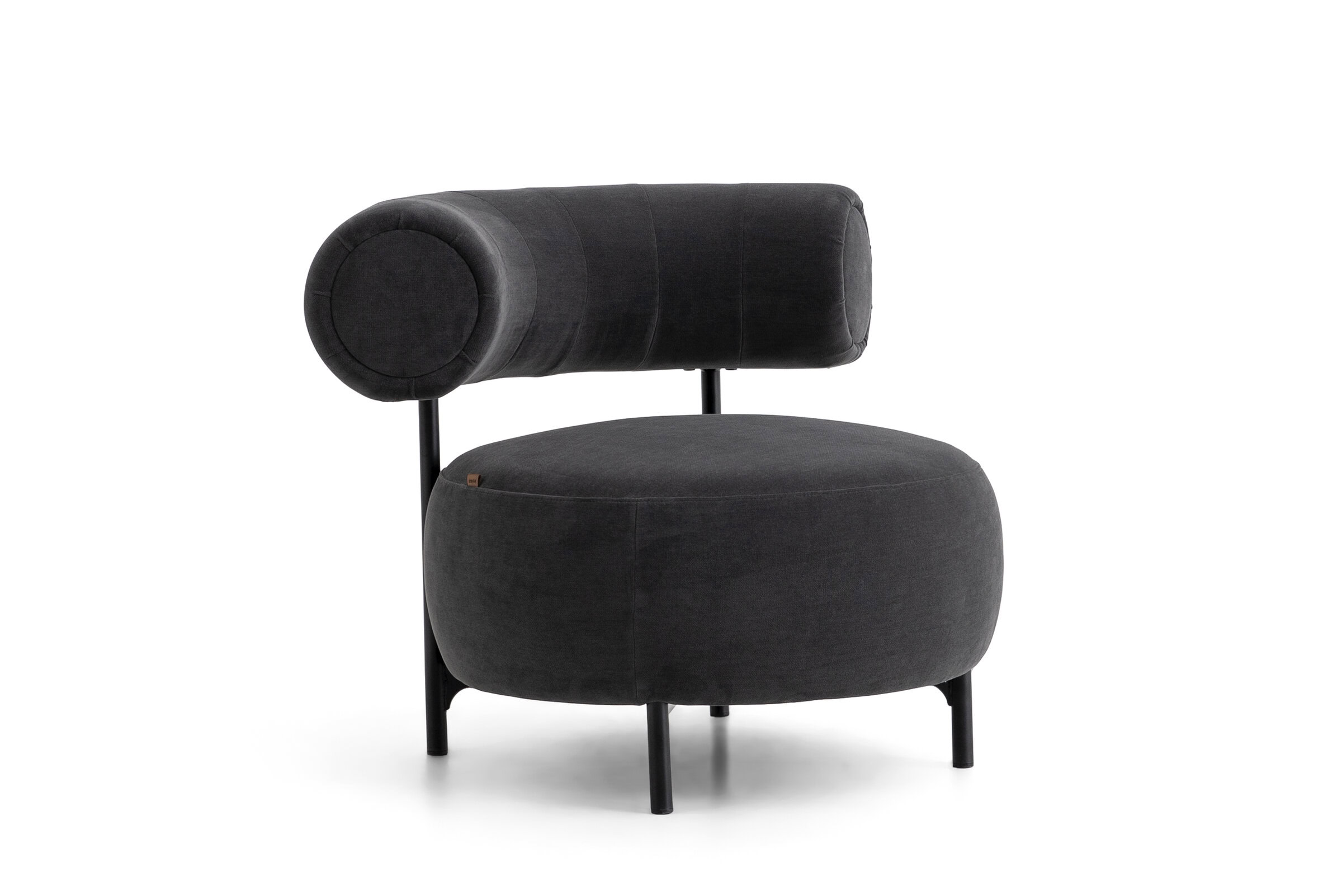Fotoliu elegant din catifea neagră, cu spătar cilindric unic și șezut rotunjit, perfect pentru livinguri contemporane și interioare elegante.