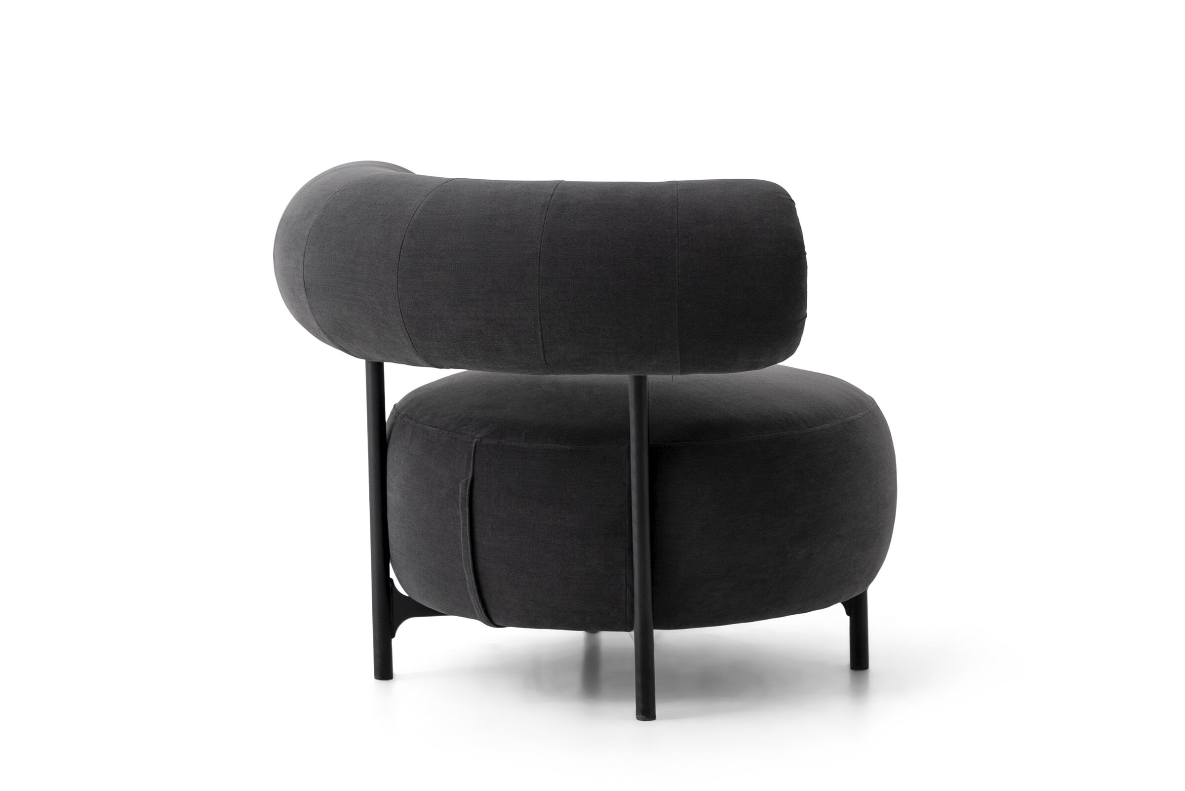 Fotoliu contemporan negru, cu spătar rotunjit distinctiv și picioare metalice elegante, perfect pentru livinguri elegante și interioare moderne.
