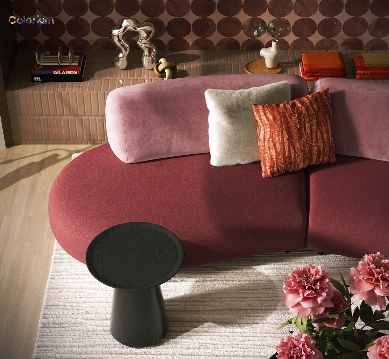 Canapea elegantă din catifea roz, cu perne pufoase și o măsuță de accent neagră, într-un living contemporan. Perfectă pentru decorul modern al casei și pentru o relaxare confortabilă.