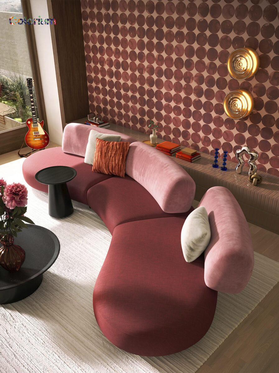 Canapea elegantă, roz, curbată, cu perne pufoase, perfectă pentru spații de locuit contemporane și întâlniri sociale. Prezintă un design unic, cu șezut confortabil și perne decorative.