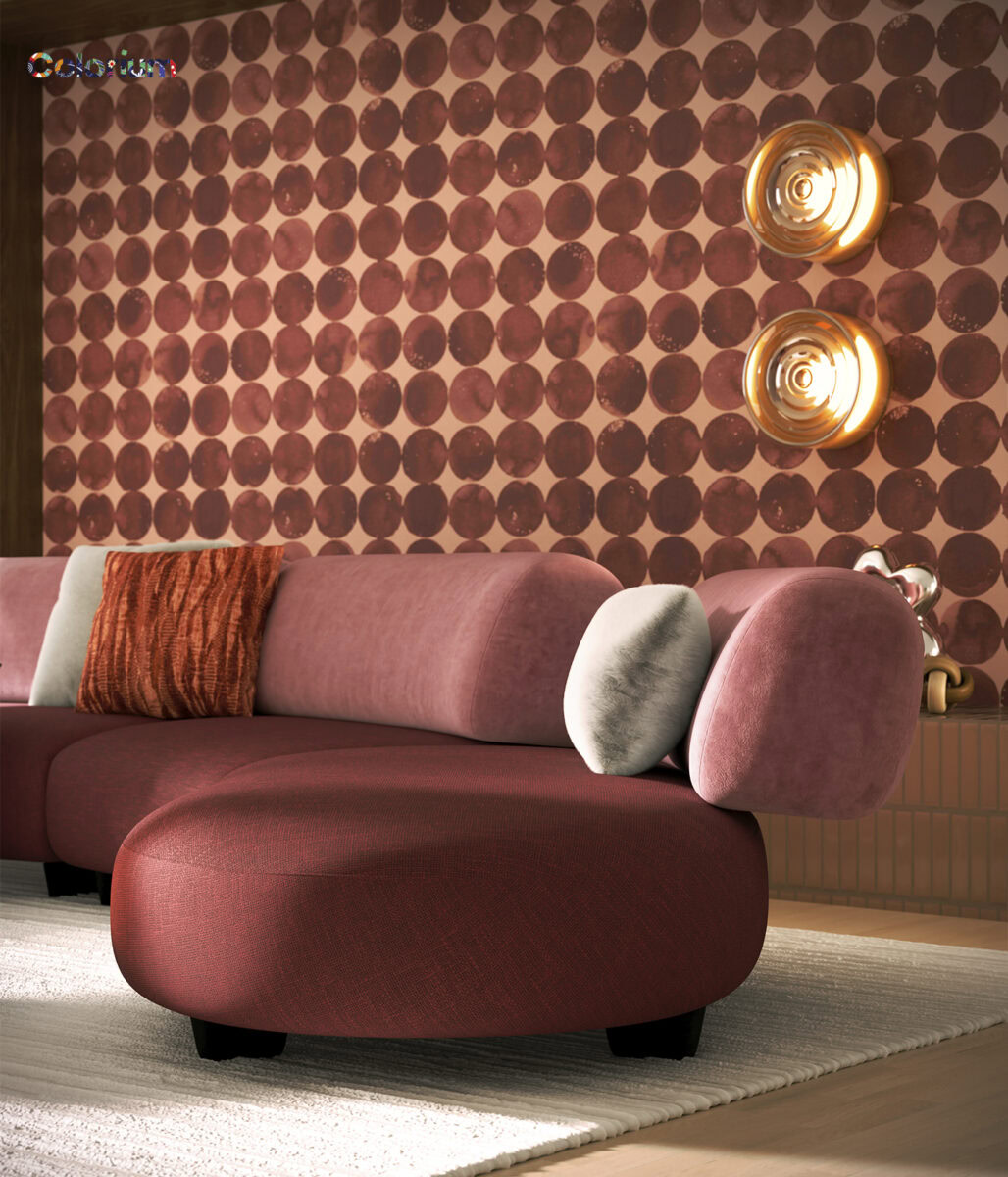 Canapea modernă roz cu perne pufoase într-un living elegant, cu decorațiuni murale circulare și iluminat cald. Perfectă pentru decor contemporan.