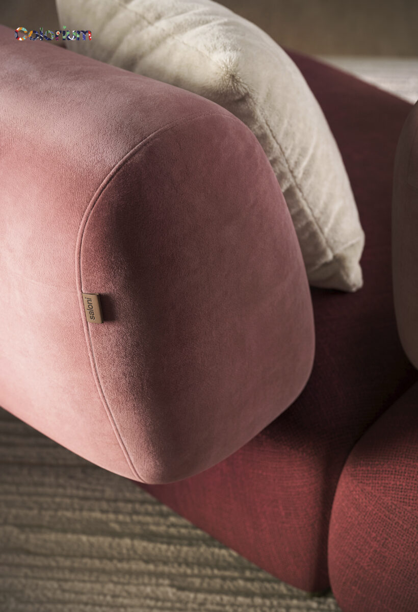 Fotoliu elegant din catifea roz pal, cu design rotunjit, perfect pentru livinguri moderne și spații confortabile. Creat pentru confort și stil, adăugând o notă de lux decorului casei tale.