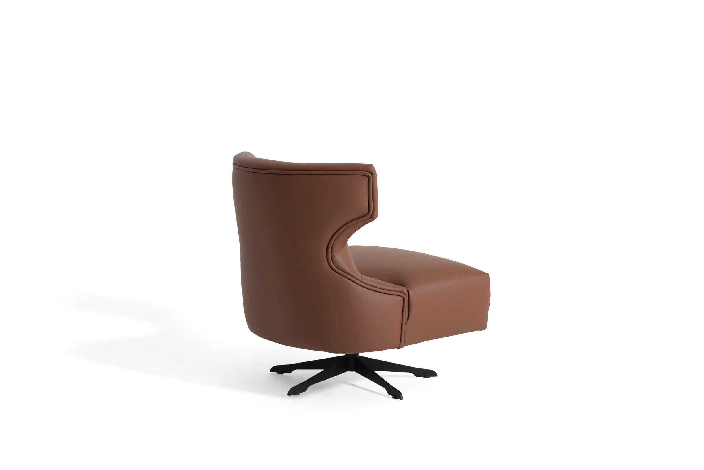 Fotoliu rotativ luxos din piele maro, cu design ergonomic și estetică modernă, ideal pentru interioare elegante de casă sau birou.
