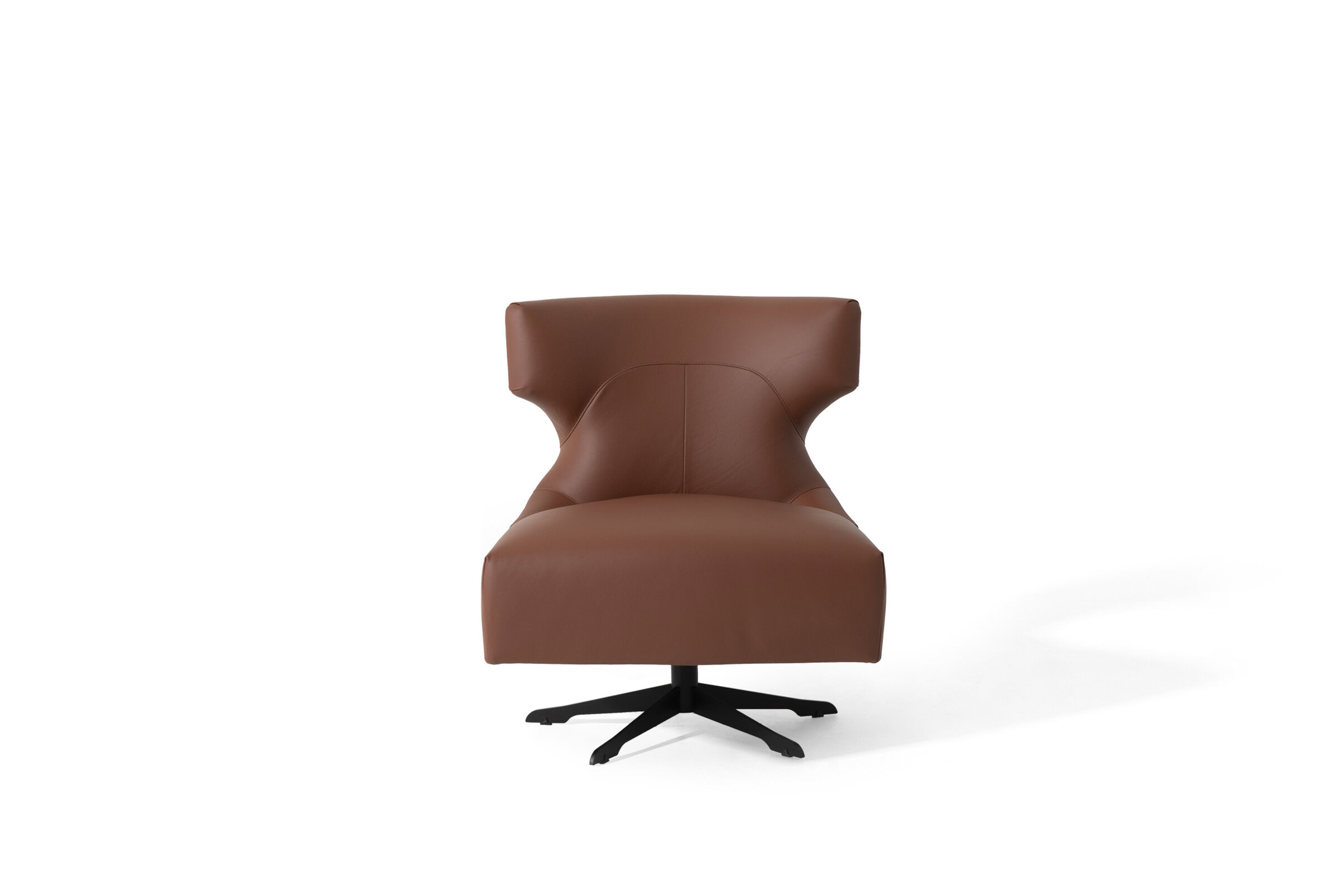 Fotoliu luxos din piele maro, cu design modern, spătar confortabil și bază rotativă, perfect pentru mobilier contemporan de living sau birou.