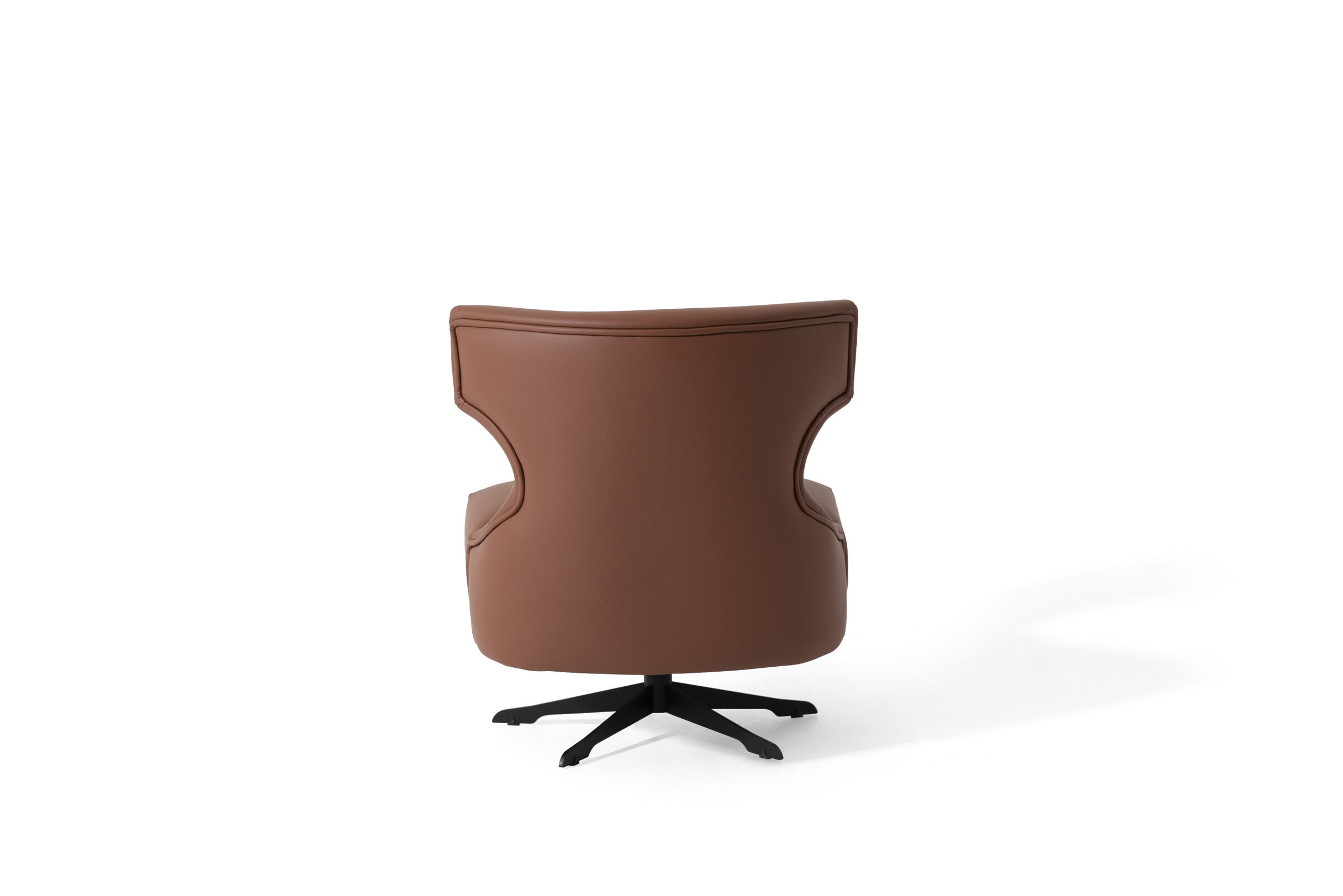 Scaun de birou confortabil din piele maro, cu design ergonomic și bază rotativă reglabilă, pentru mobilier modern de spațiu de lucru. Ideal pentru birouri executive și camere de studiu acasă.