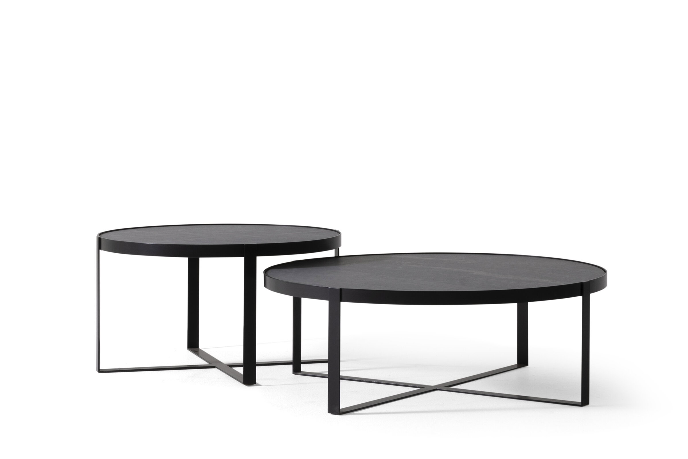 Măsuțe de cafea moderne, negre, elegante, cu rame metalice minimaliste, perfecte pentru decorul contemporan al camerei de zi.