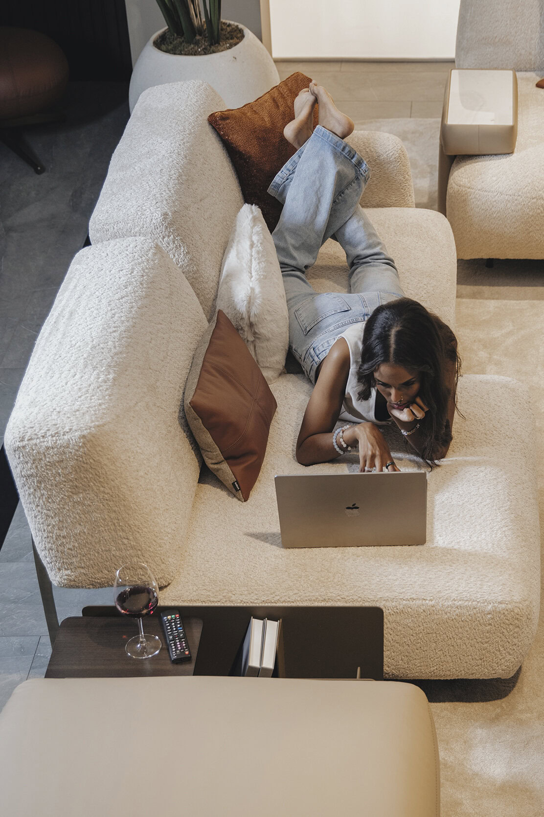 Canapea confortabilă din material textil bej, cu perne pufoase, care prezintă mobilier modern și elegant de la Saloni Furniture, perfectă pentru livinguri confortabile și decor contemporan.