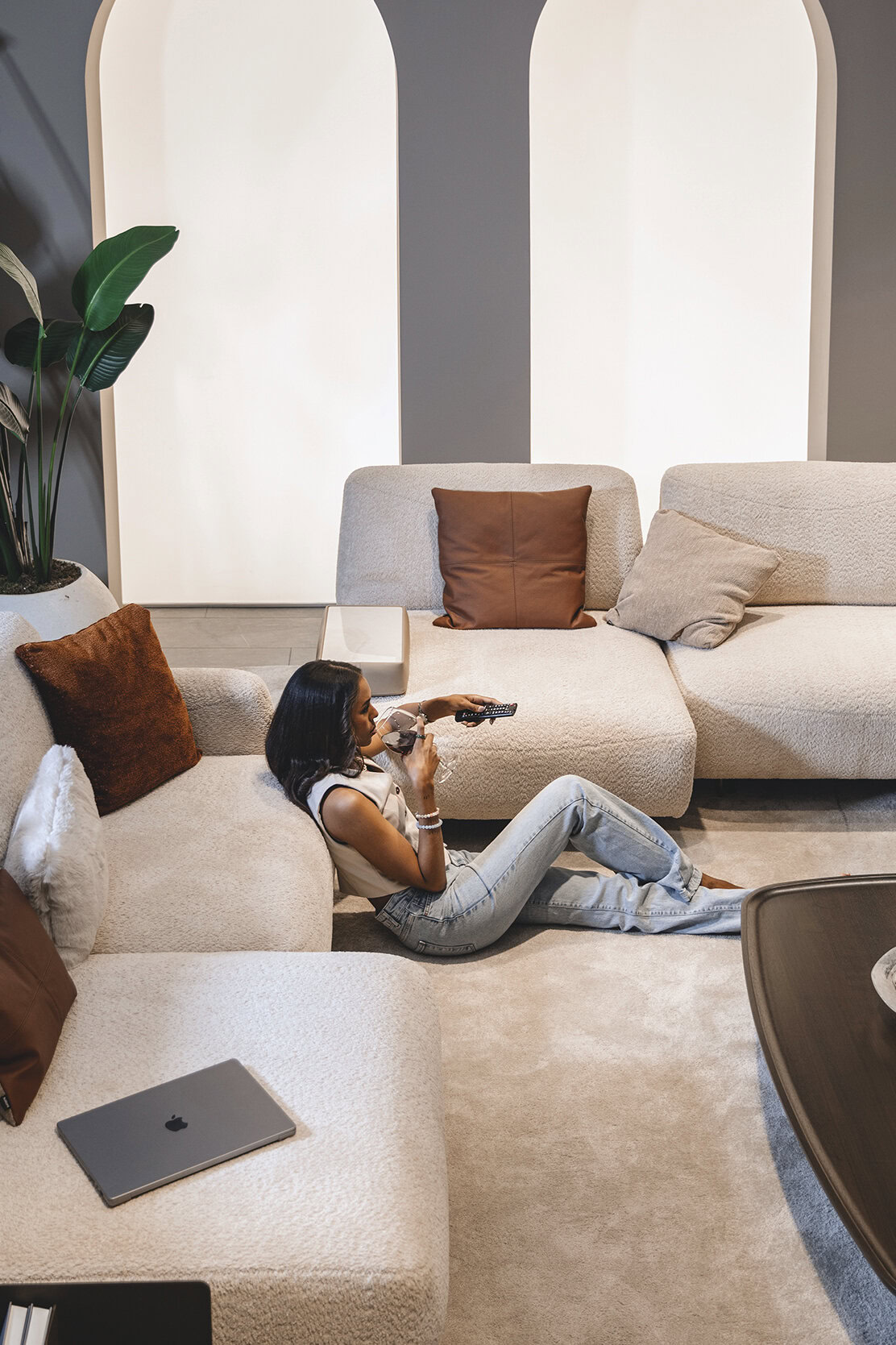 Living modern și elegant, cu canapele bej pufoase, perne decorative și decor contemporan, oferind o atmosferă confortabilă, perfectă pentru relaxare și divertisment.