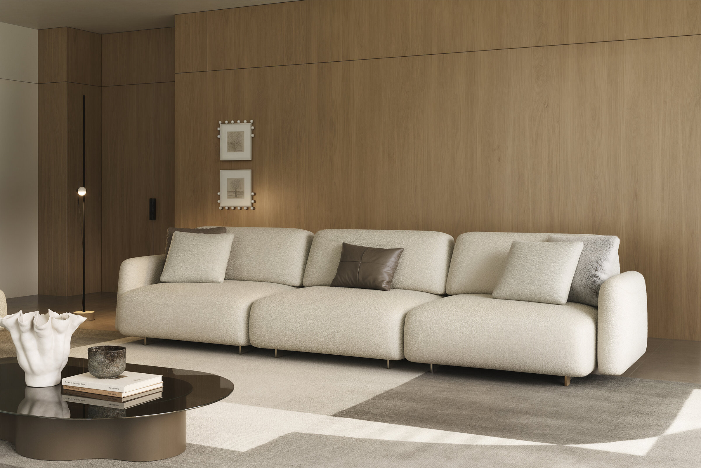 Canapea modulară luxoasă din material textil bej, cu design modern, accentuată cu perne decorative maro și gri, ideală pentru livinguri elegante și relaxare fără probleme.