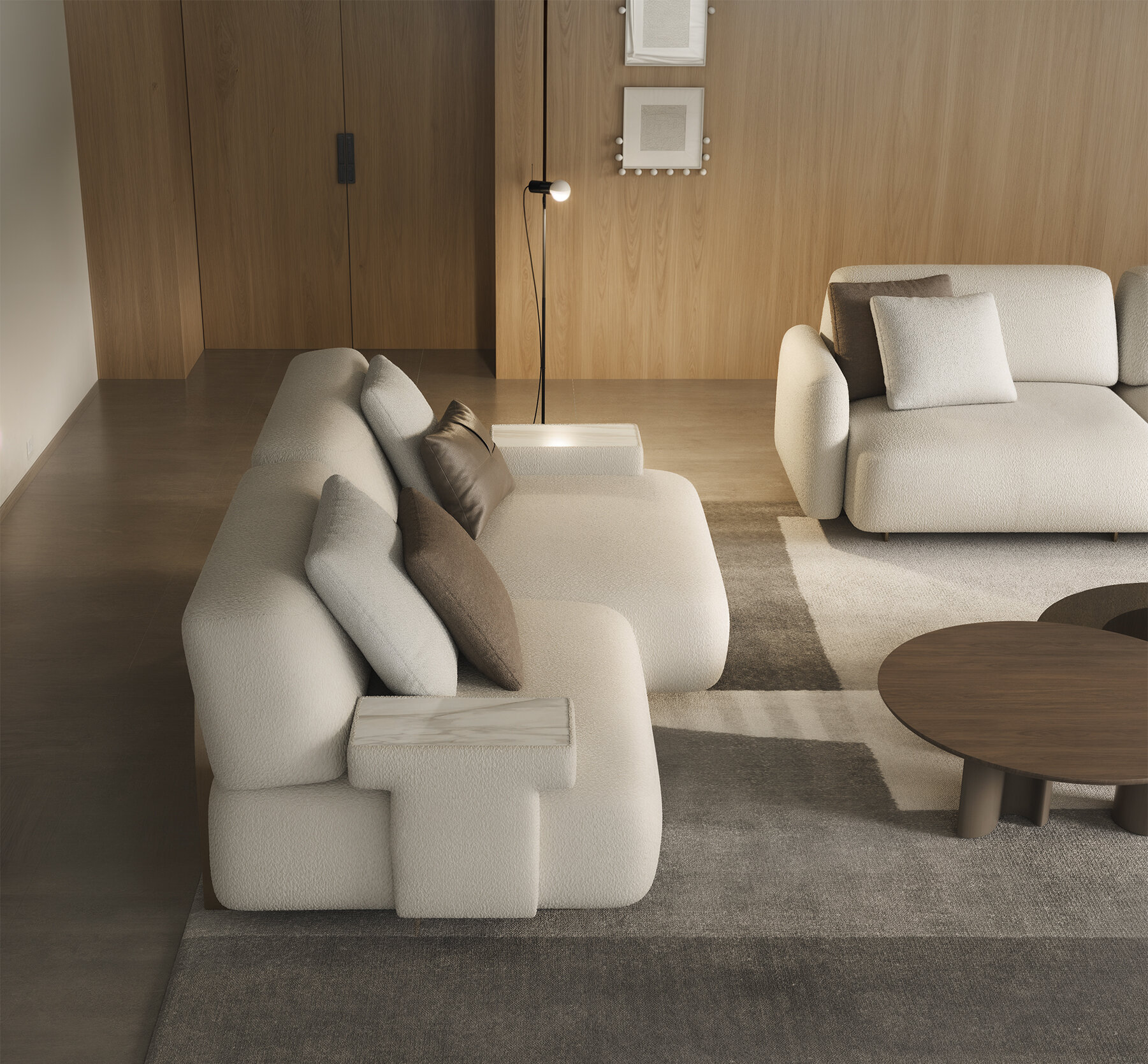 Canapea contemporană din material textil bej, cu perne pufoase, într-un living modern, cu lambriuri de perete din lemn, un covor confortabil și decor minimalist pentru un confort elegant.