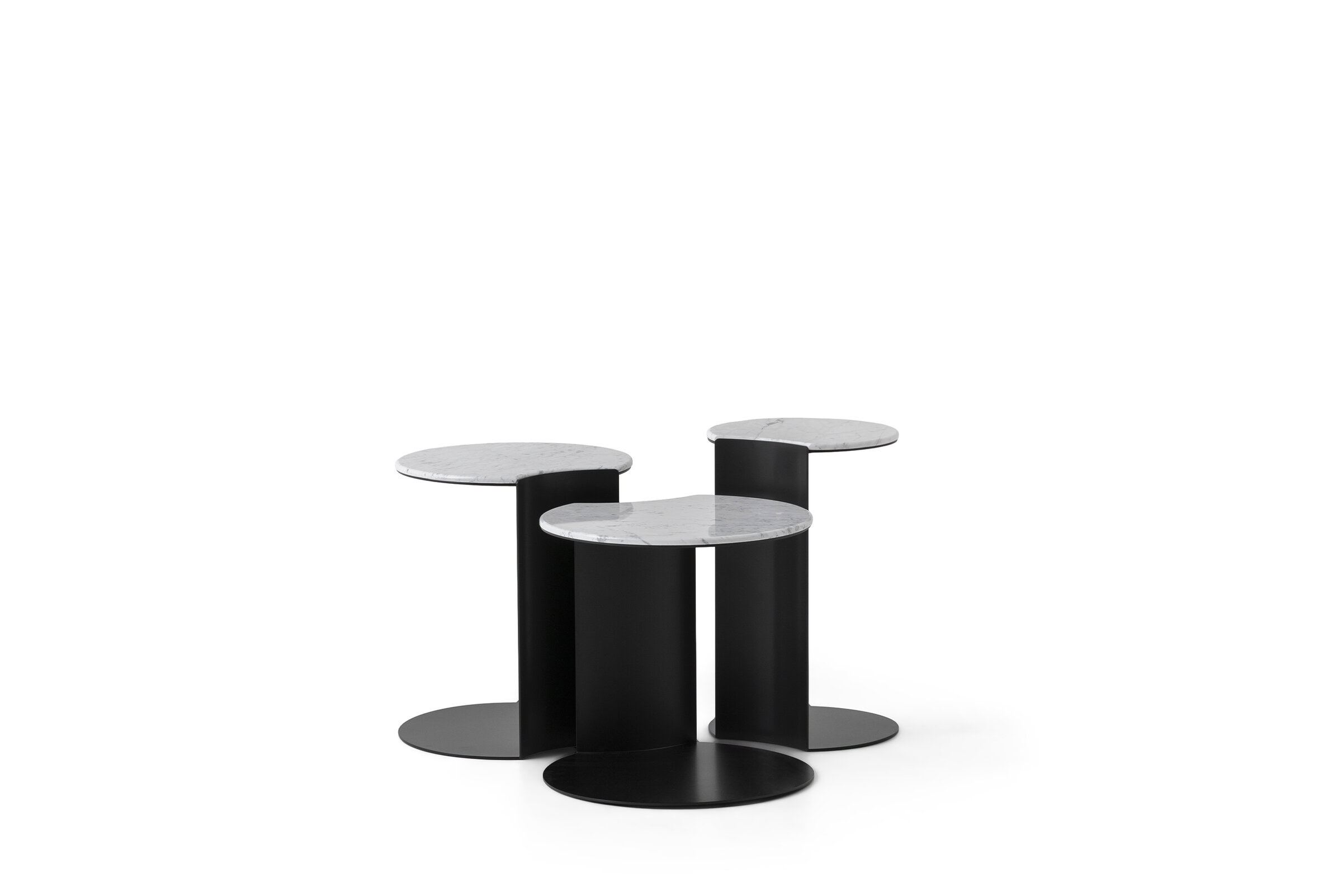 Set of three modern Saloni Furniture side tables with black bases and white marble tops, stylish and functional for contemporary living spaces.