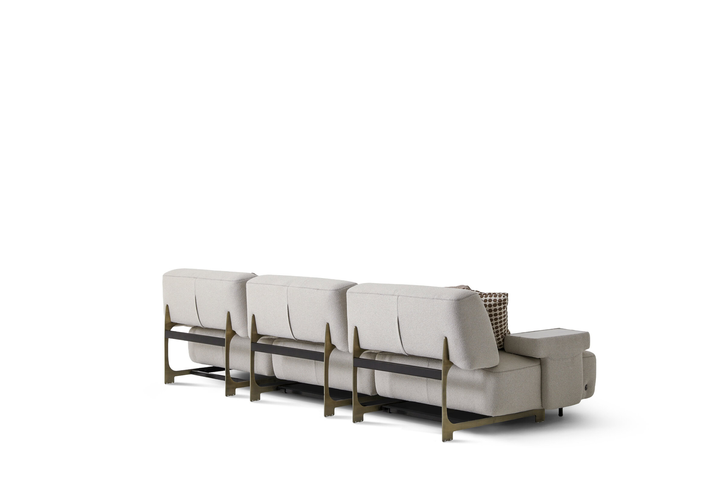 Canapea modulară elegantă, bej, cu accente aurii, perne pufoase și design contemporan, perfectă pentru amenajări de living elegante și confortabile.