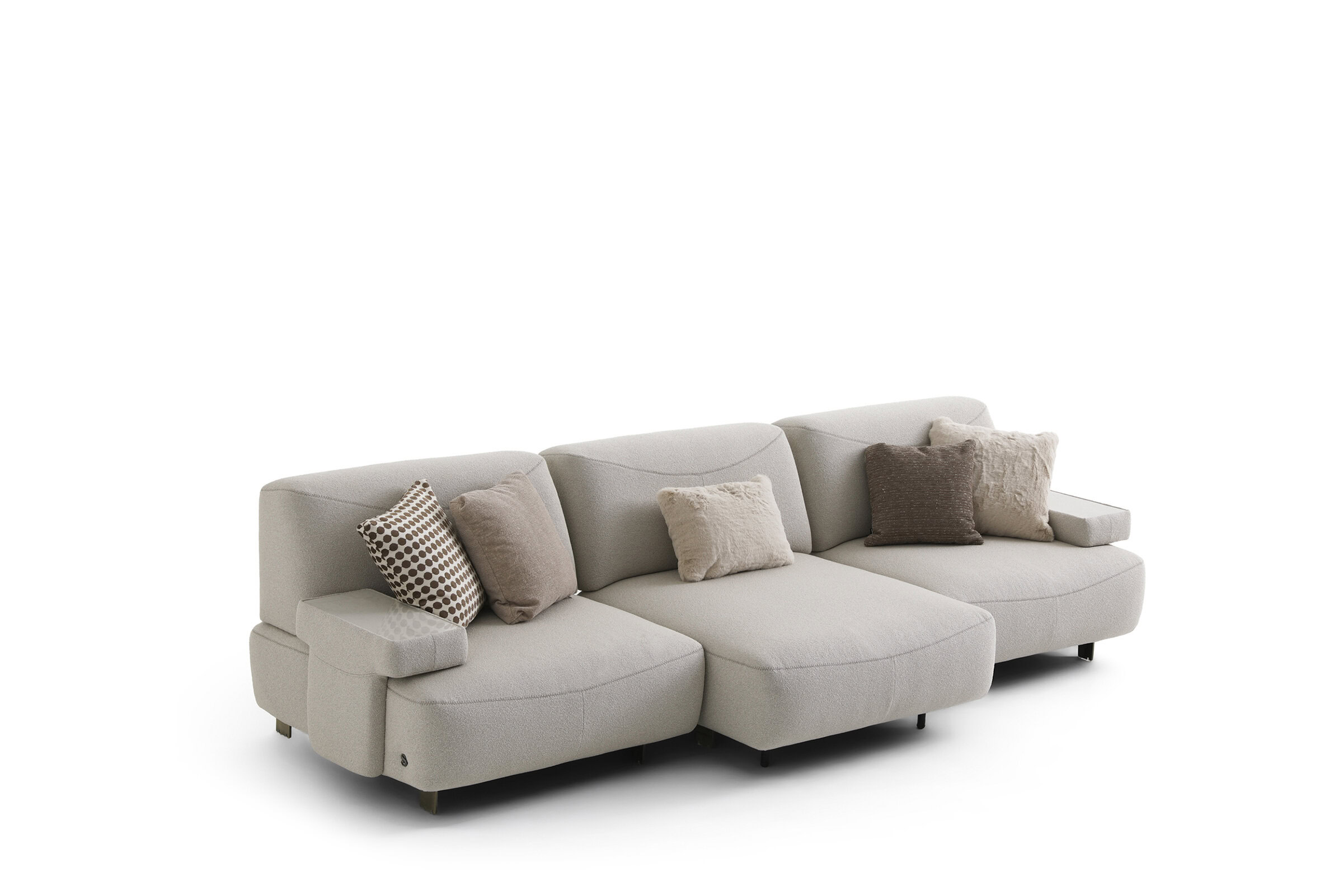 Canapea elegantă gri deschis, cu perne multiple, perfectă pentru livinguri contemporane și decor interior elegant. Scaune confortabile și spațioase pentru familie și oaspeți.