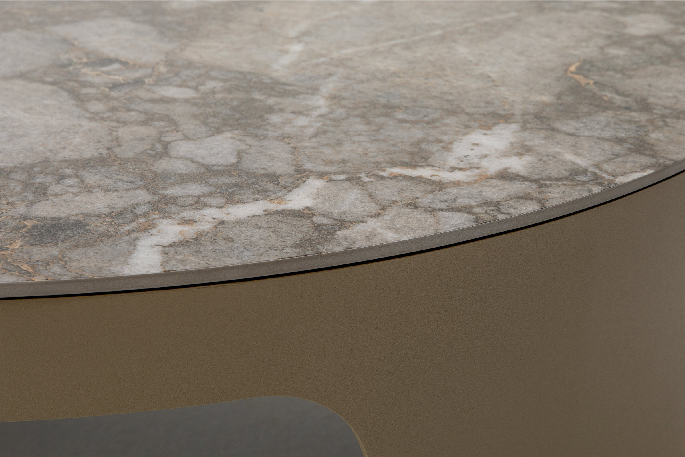 Masă cu blat din marmură și bază curbată bej, design modern de mobilier care pune accent pe eleganță și durabilitate, perfectă pentru interioarele contemporane.