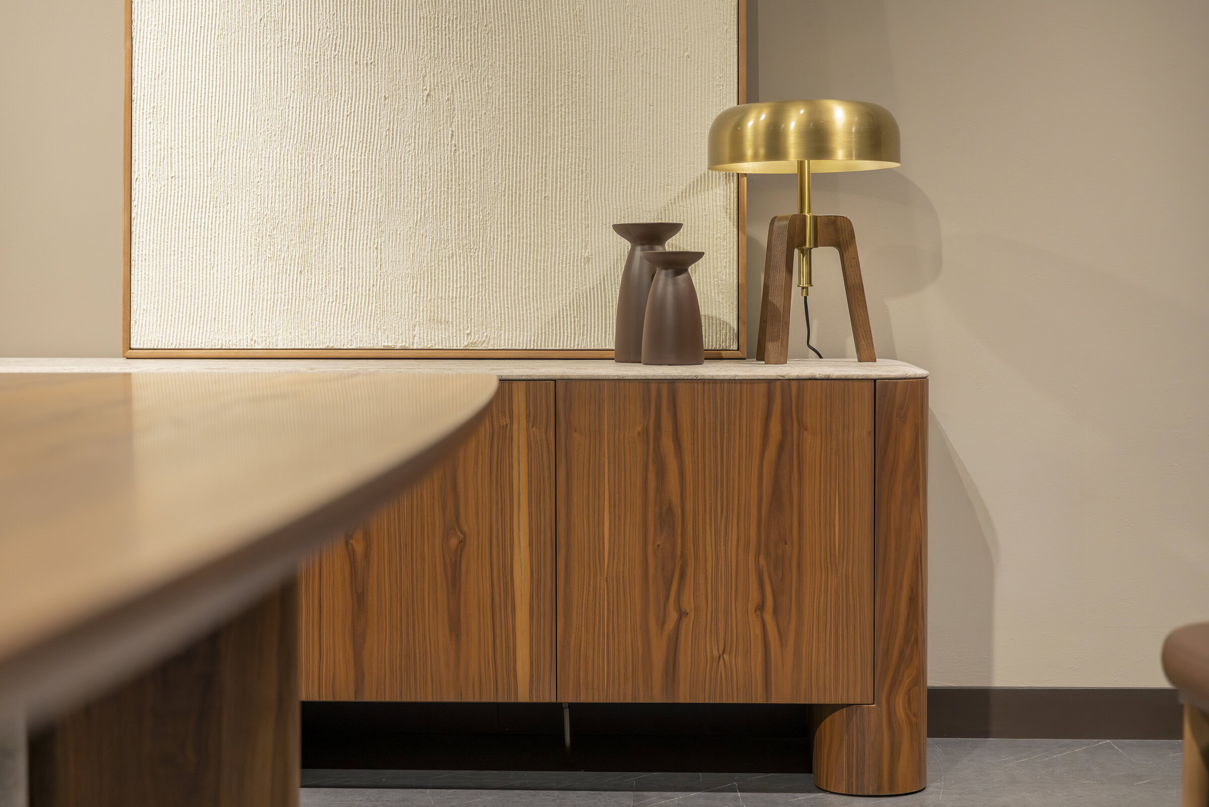 Bufet elegant din lemn, cu vaze decorative moderne și o lampă de masă aurie stilată, care prezintă un design elegant de mobilier de la Saloni Furniture.