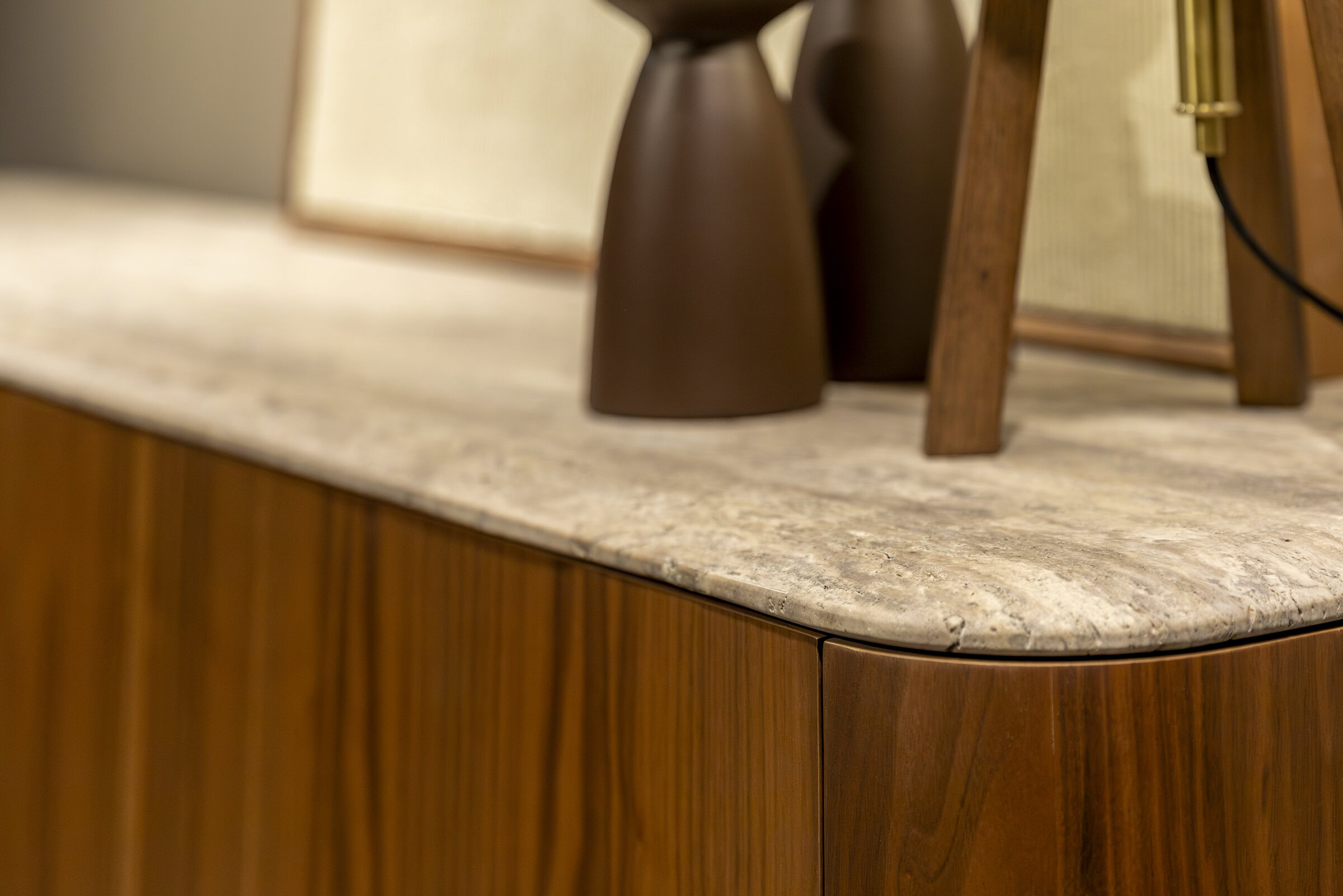 Blat de masă din marmură bej netedă, cu finisaj cald din lemn și vaze decorative maro, care prezintă un design modern și elegant de mobilier de la Saloni Furniture.