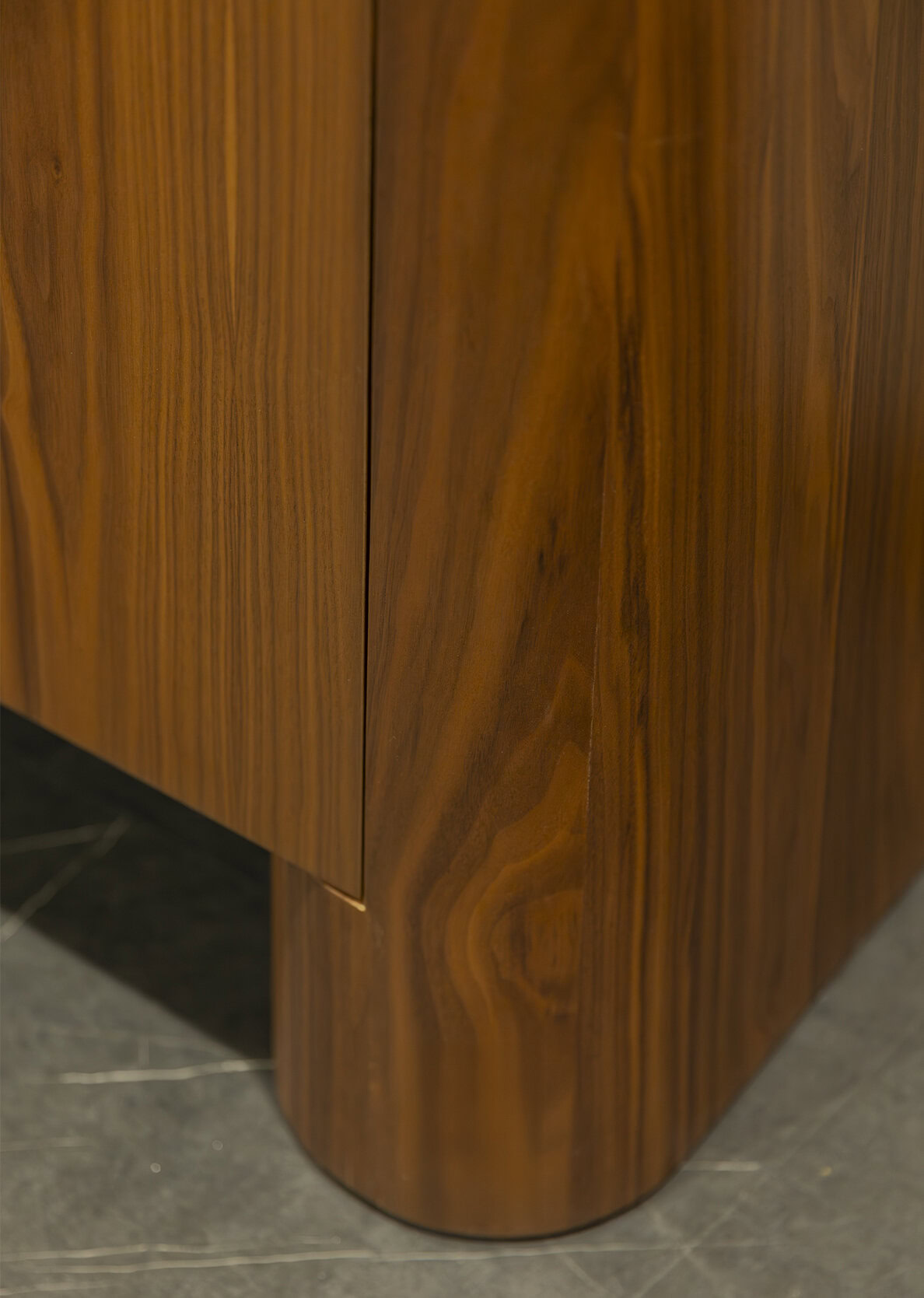 Mobilier elegant din lemn, cu modele bogate în fibre, care prezintă măiestrie modernă și finisaje de înaltă calitate, perfect pentru decorul elegant și funcțional al casei sau biroului.