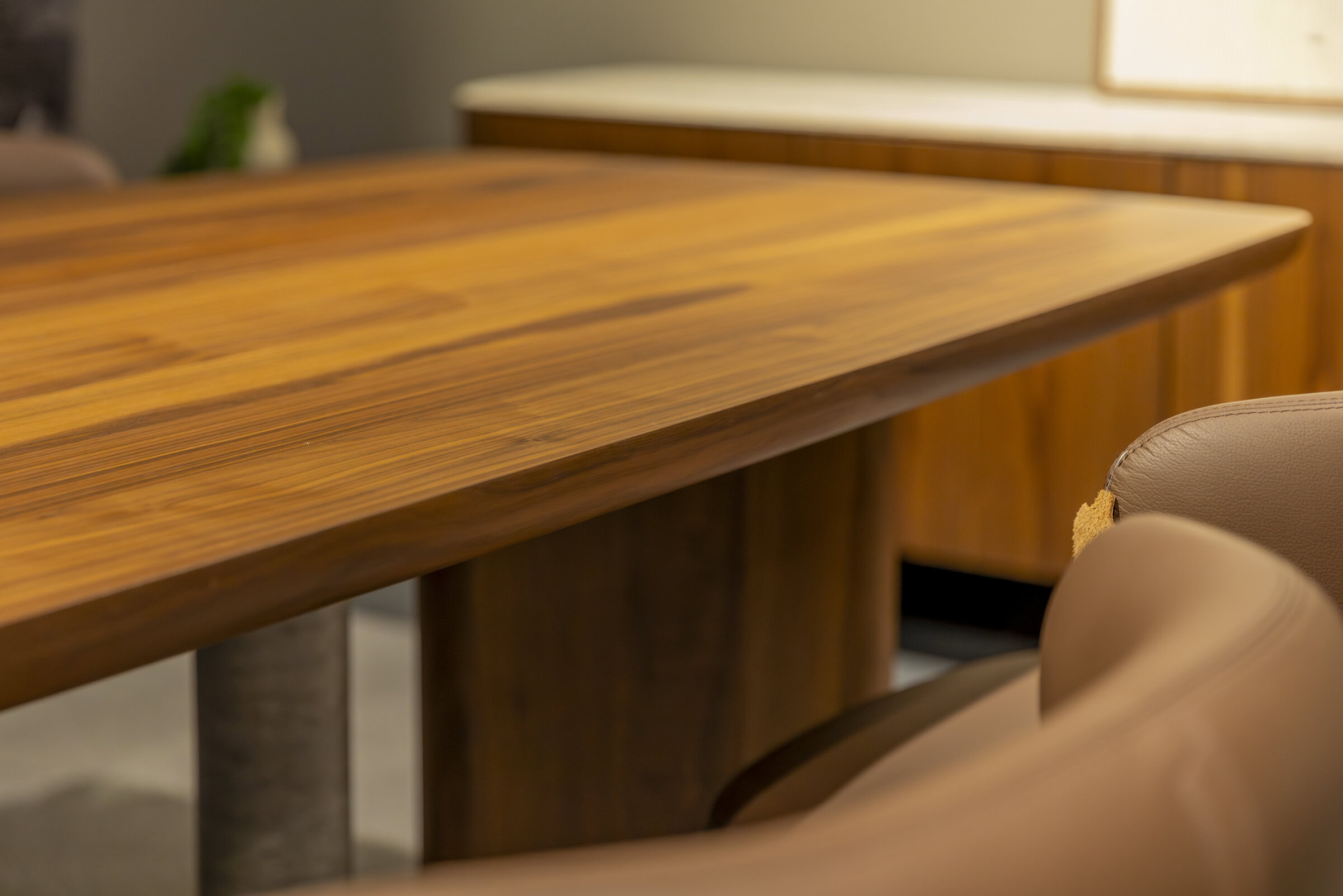 Masă de sufragerie din lemn lustruit, cu finisaj neted, design italian modern și picioare robuste, perfectă pentru interioare contemporane și întâlniri elegante.