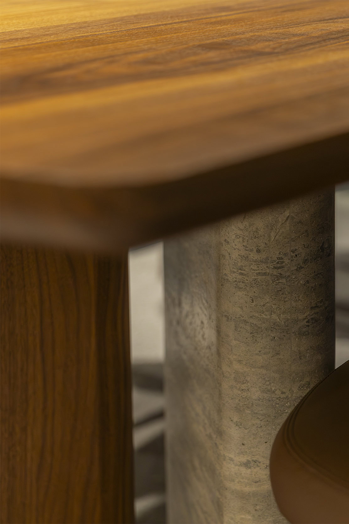 Mobilier elegant din lemn, cu finisaj natural și detalii robuste din piatră, care prezintă măiestrie de înaltă calitate și elemente de design modern. Perfect pentru decorul elegant al casei sau al biroului.