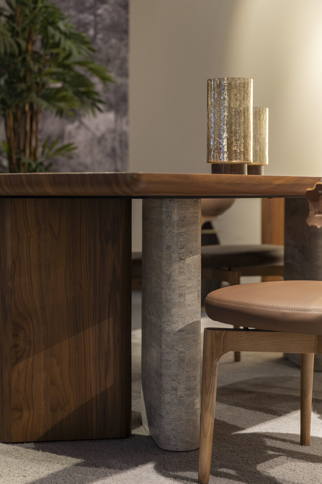 Masă de sufragerie contemporană din lemn, cu picioare unice din beton și lemn hibrid, completată de scaune elegante și decor modern de masă, prezentând design premium de mobilier de la Saloni Furniture.
