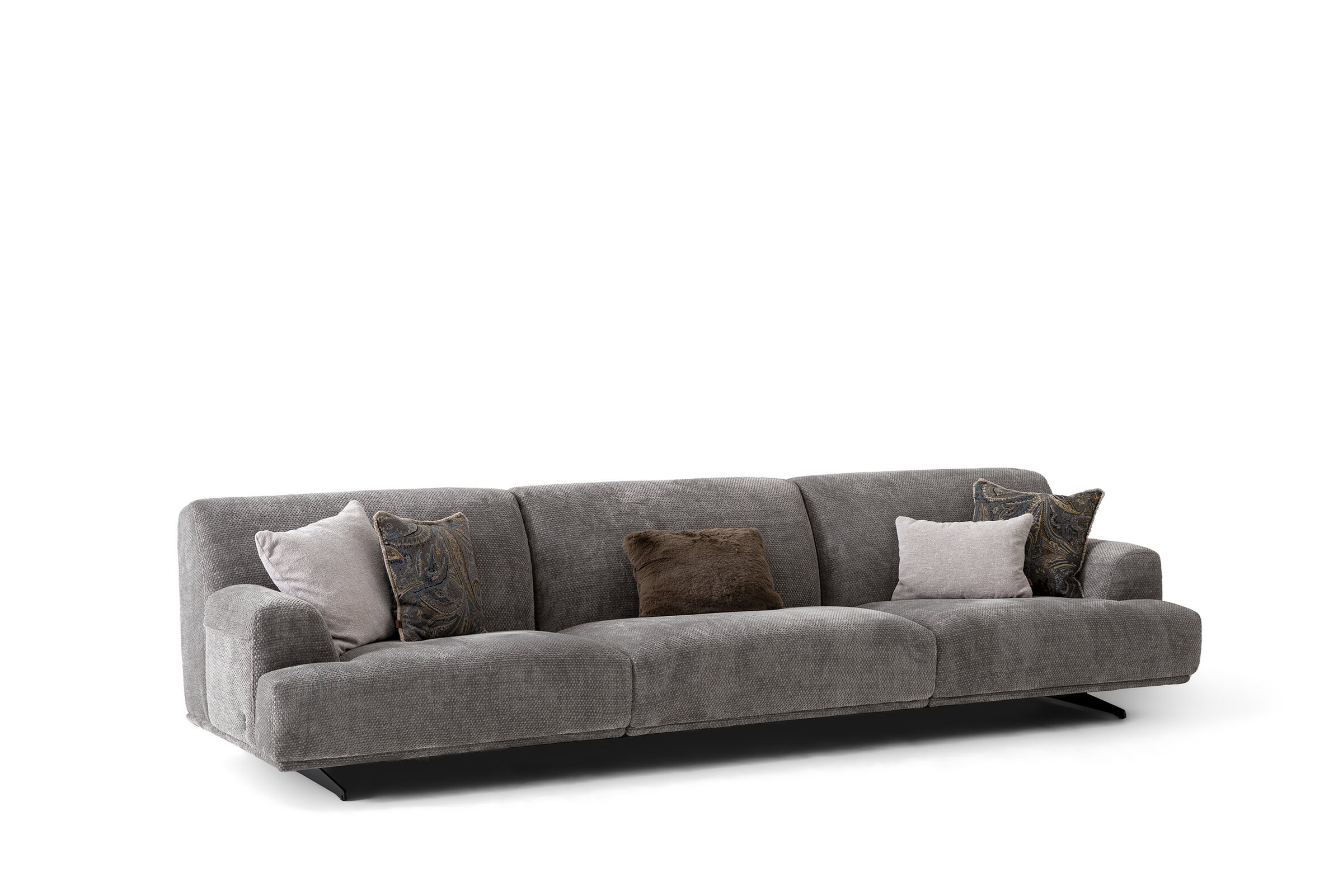 Canapea tapițată gri cu perne pufoase, perfectă pentru livinguri contemporane și spații de familie. Concepută pentru confort și durabilitate, ideală pentru decorul modern al casei.