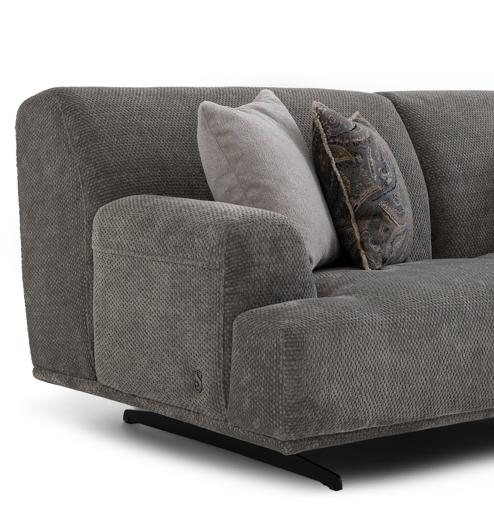 Canapea confortabilă din material textil gri, cu perne plușate și perne decorative elegante, perfectă pentru livinguri contemporane și spații de relaxare.