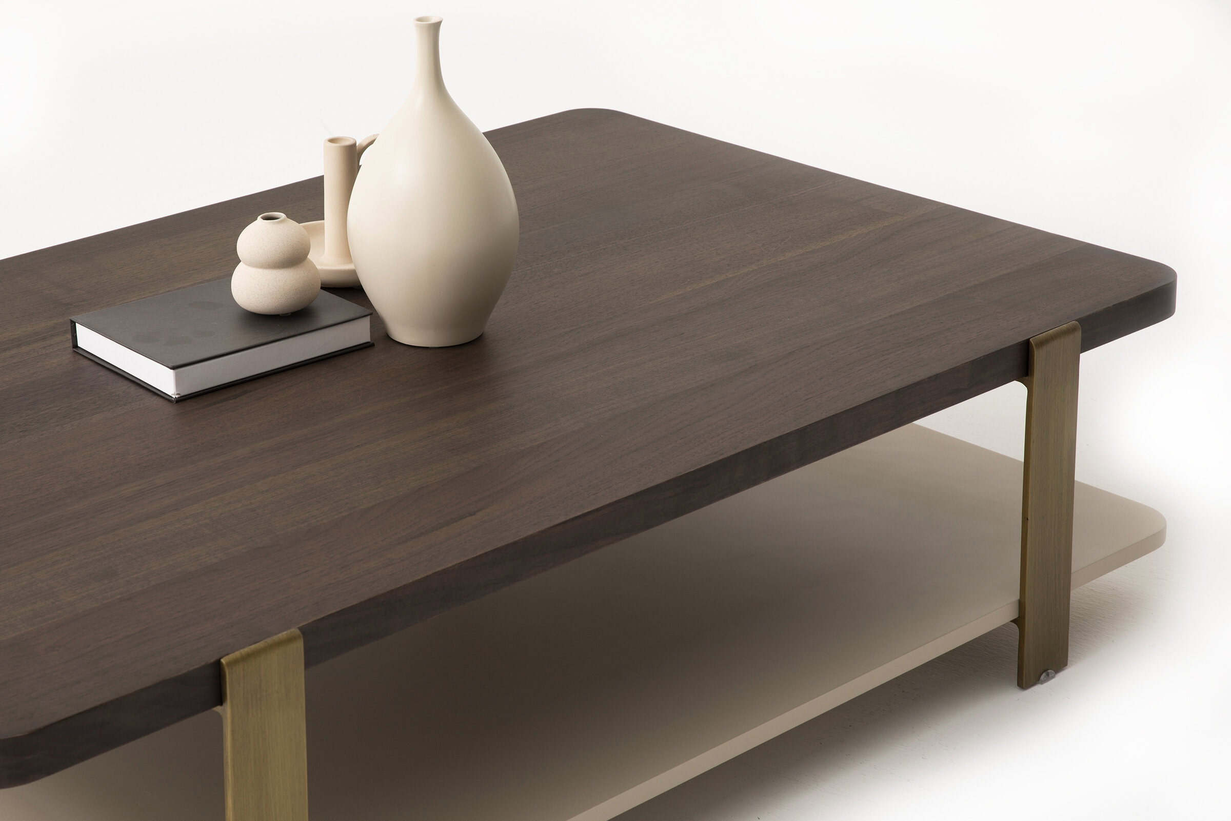 Masă de cafea modernă și elegantă din lemn, cu linii curate și design minimalist, cu un raft inferior perfect pentru depozitare sau expunere, într-un ton neutru.