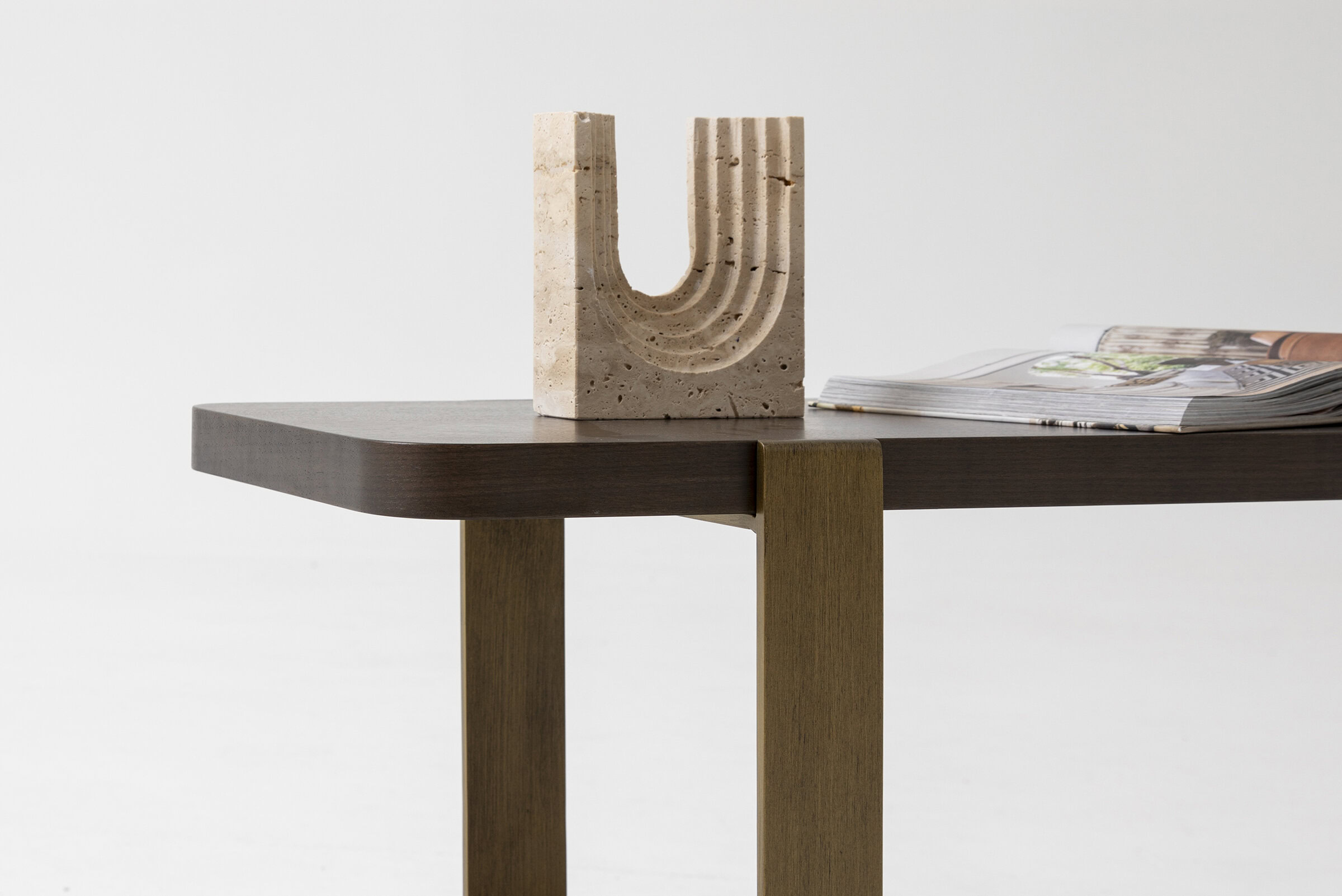 Masă de sufragerie modernă și elegantă din lemn, cu finisaj din lemn închis și deschis, design minimalist, perfectă pentru decorul contemporan al casei.