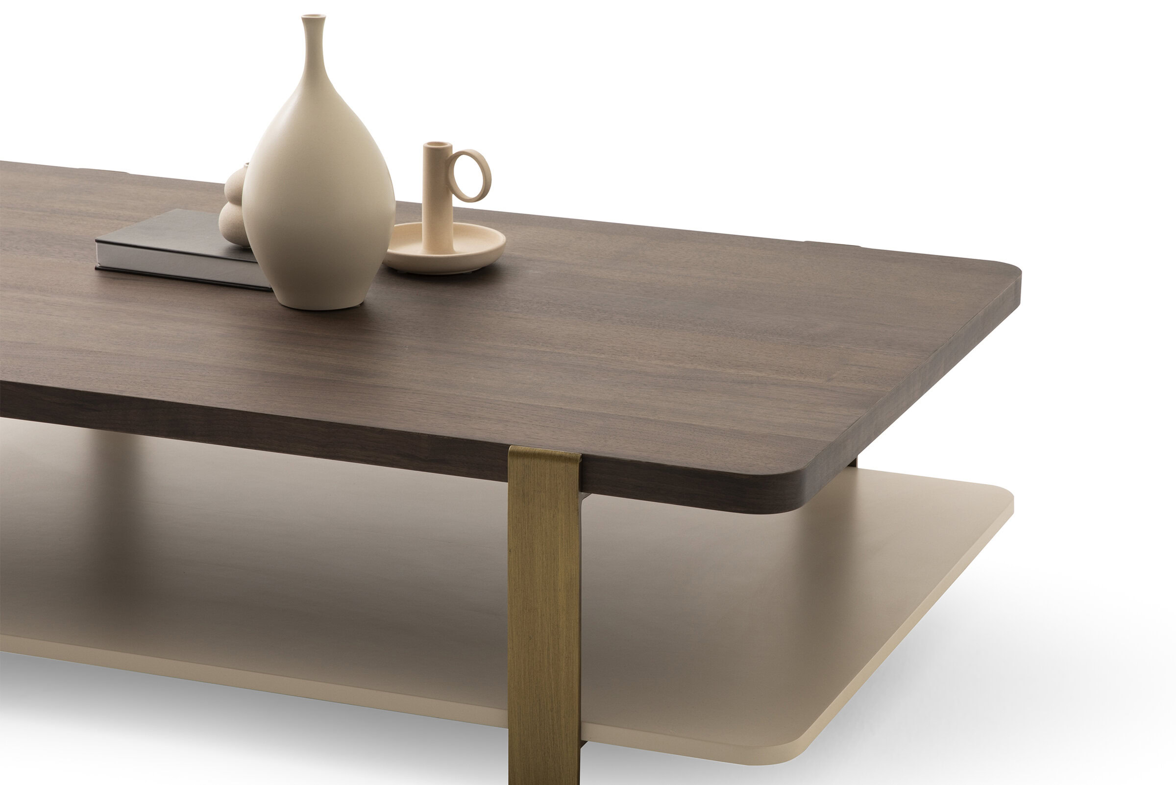 Masă de cafea minimalistă din lemn, cu un raft inferior bej, accentuată de un picior auriu, cu un design modern, ideal pentru decorul contemporan al camerei de zi.