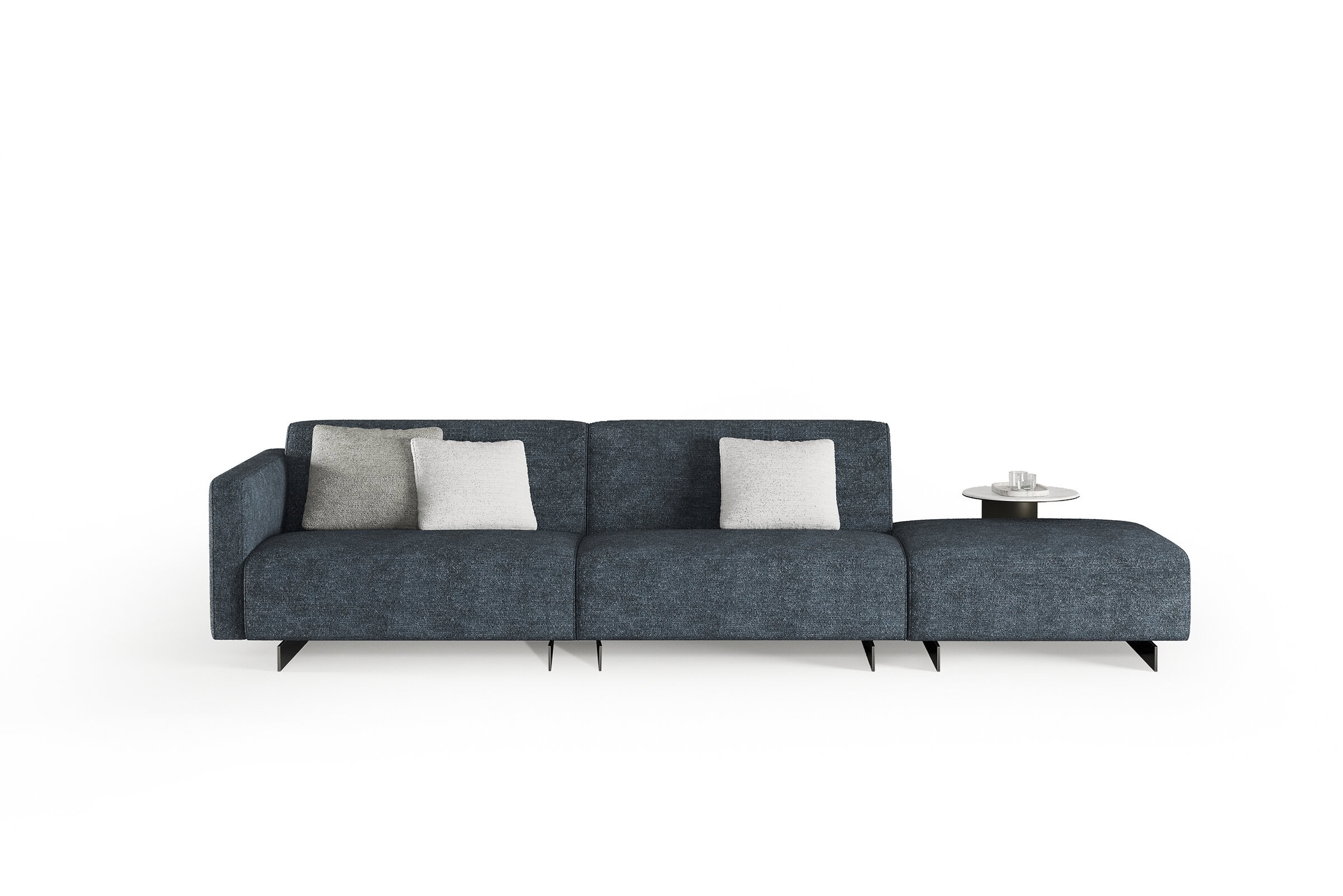 Canapea contemporană din material textil albastru închis, cu o măsuță laterală încorporată și trei perne decorative de culoare deschisă, concepută pentru spații de locuit moderne.