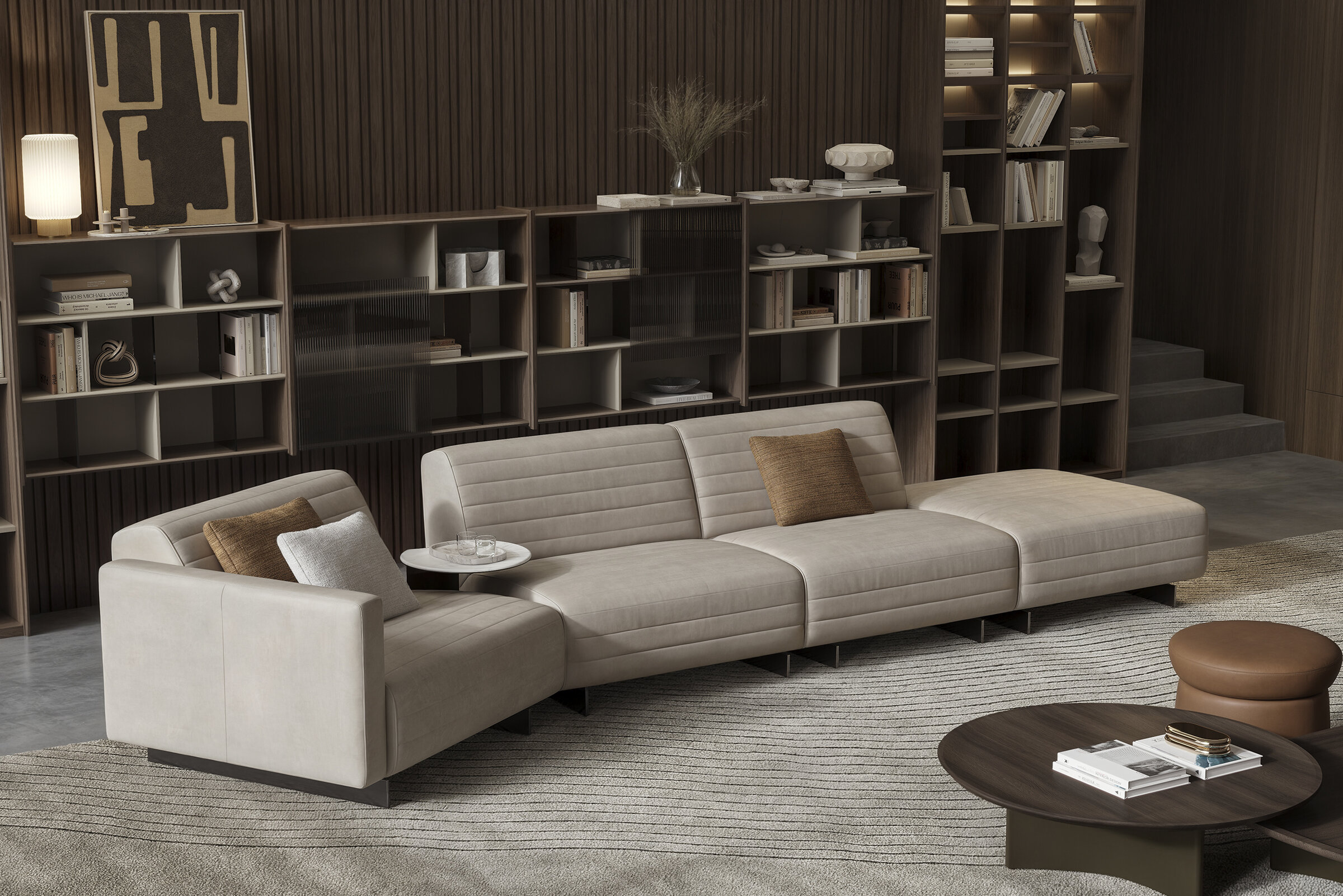 Canapea elegantă și modernă, bej, cu perne decorative, într-un living elegant, completată de decor contemporan și rafturi personalizate, prezentând mobilier de înaltă calitate de la Saloni Furniture.