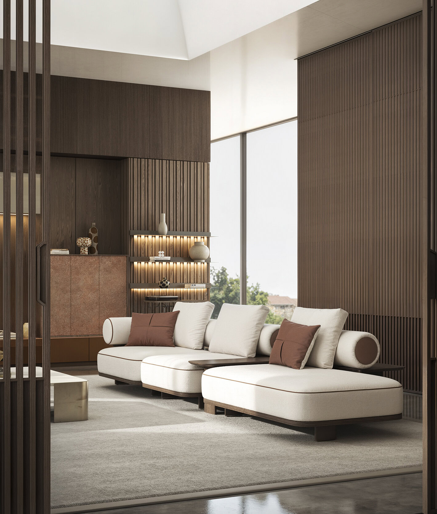Un living modern și elegant, cu o canapea modulară albă, perne decorative maro, lambriuri de perete din lemn și ferestre mari care permit pătrunderea luminii naturale.