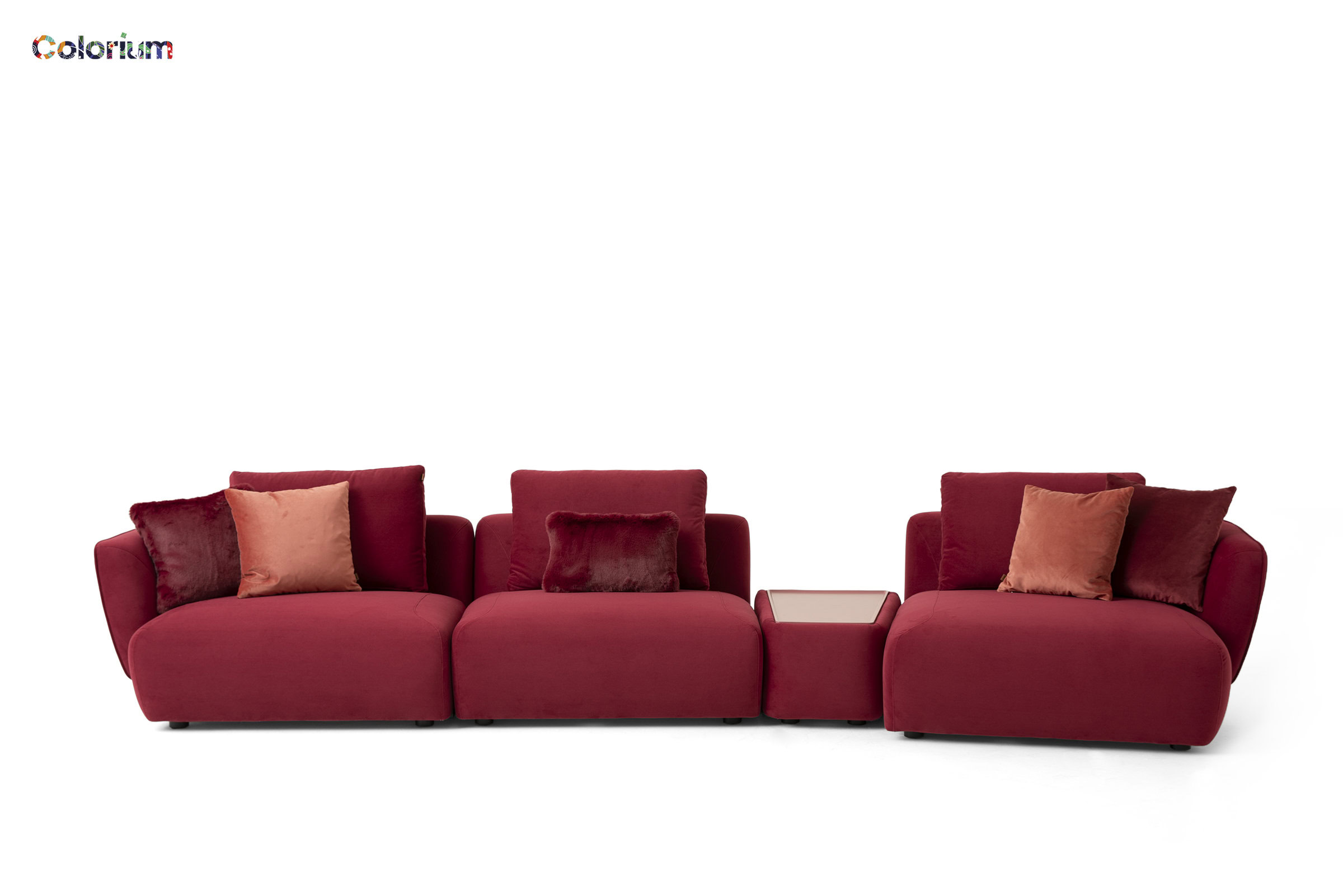 Canapea modulară roșie elegantă, cu perne pufoase, ideală pentru livinguri contemporane, oferind confort și eleganță. Perfectă pentru reuniuni de familie și decor modern pentru casă.