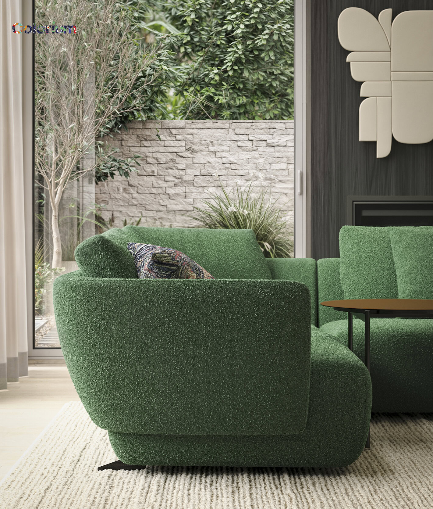 Canapea verde elegantă într-un living contemporan, cu fereastră mare, lumină naturală și decor modern, perfectă pentru o relaxare confortabilă și elegantă acasă.