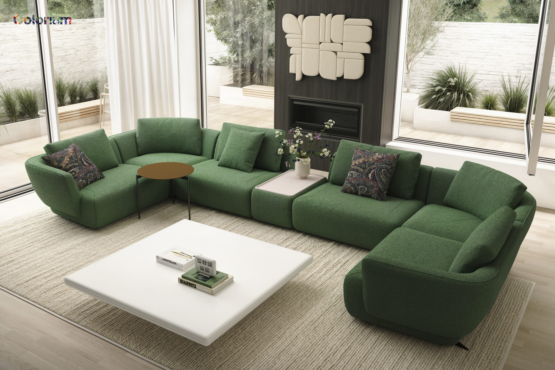 Canapea modulară verde elegantă într-un living contemporan cu ferestre mari, completată de o măsuță de cafea albă și perne decorative, perfectă pentru interioarele moderne.