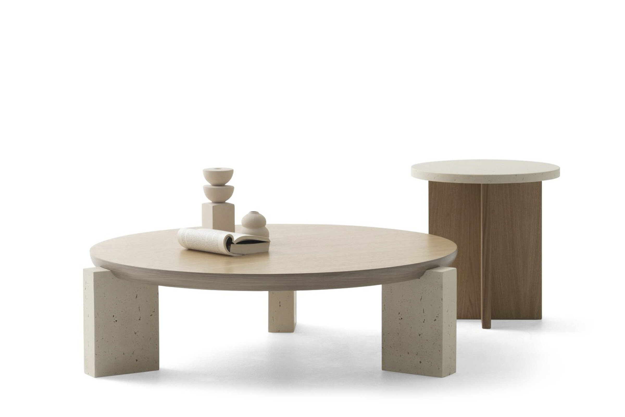 Masă de cafea modernă și elegantă, cu blat din lemn și picioare din beton, completată de o măsuță laterală asortată și un decor minimalist pentru spații de locuit contemporane.