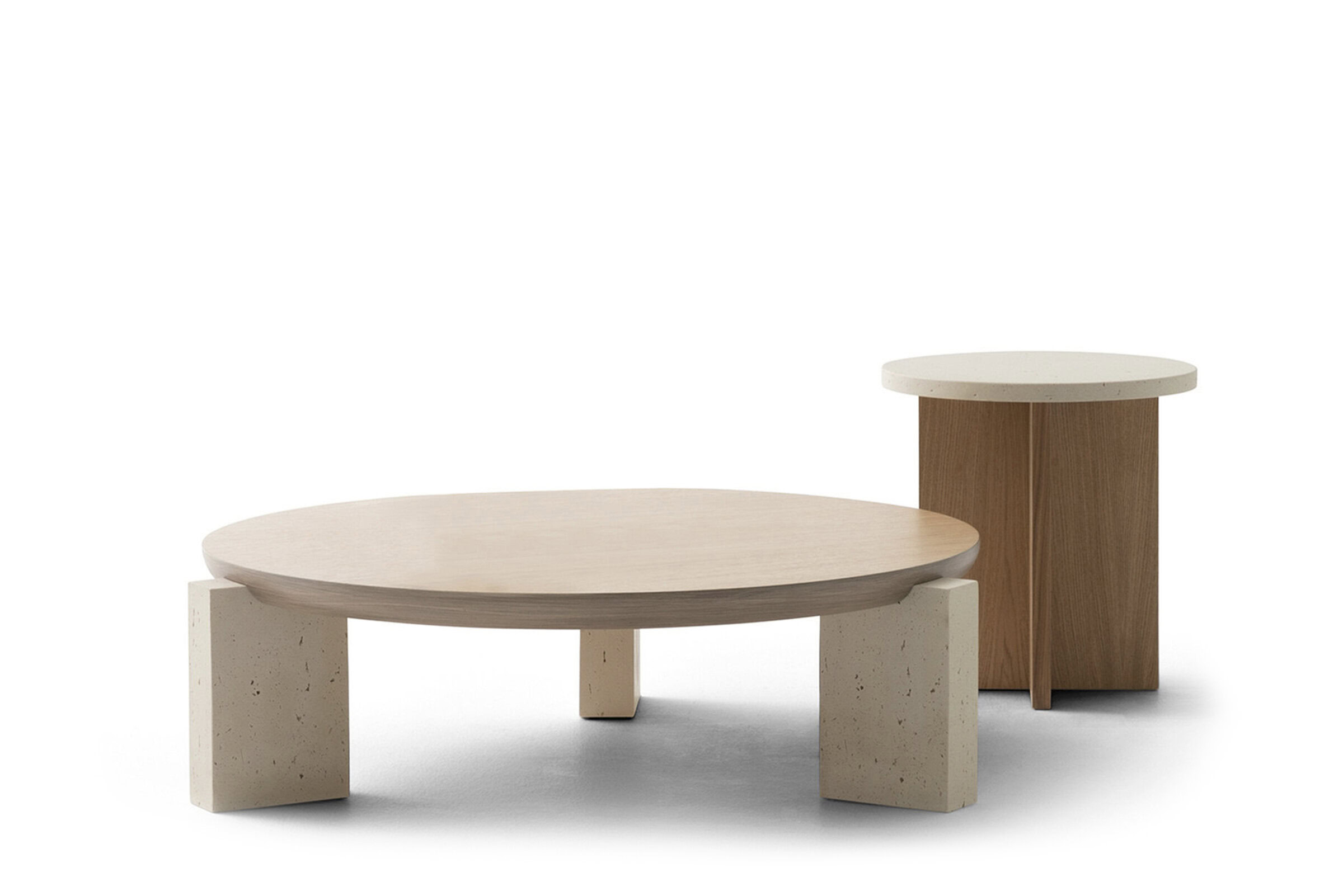 Set minimalist de masă de cafea și măsuță laterală din lemn, cu design modern, realizate din lemn natural și beton, perfecte pentru decorul contemporan al camerei de zi.