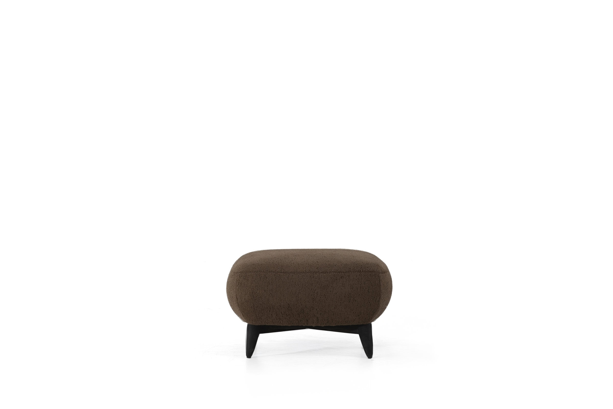 Canapea elegantă tapițată maro cu picioare din lemn negru, ideală pentru mobilier modern de living și decor interior, oferind confort elegant și opțiuni versatile de ședere.