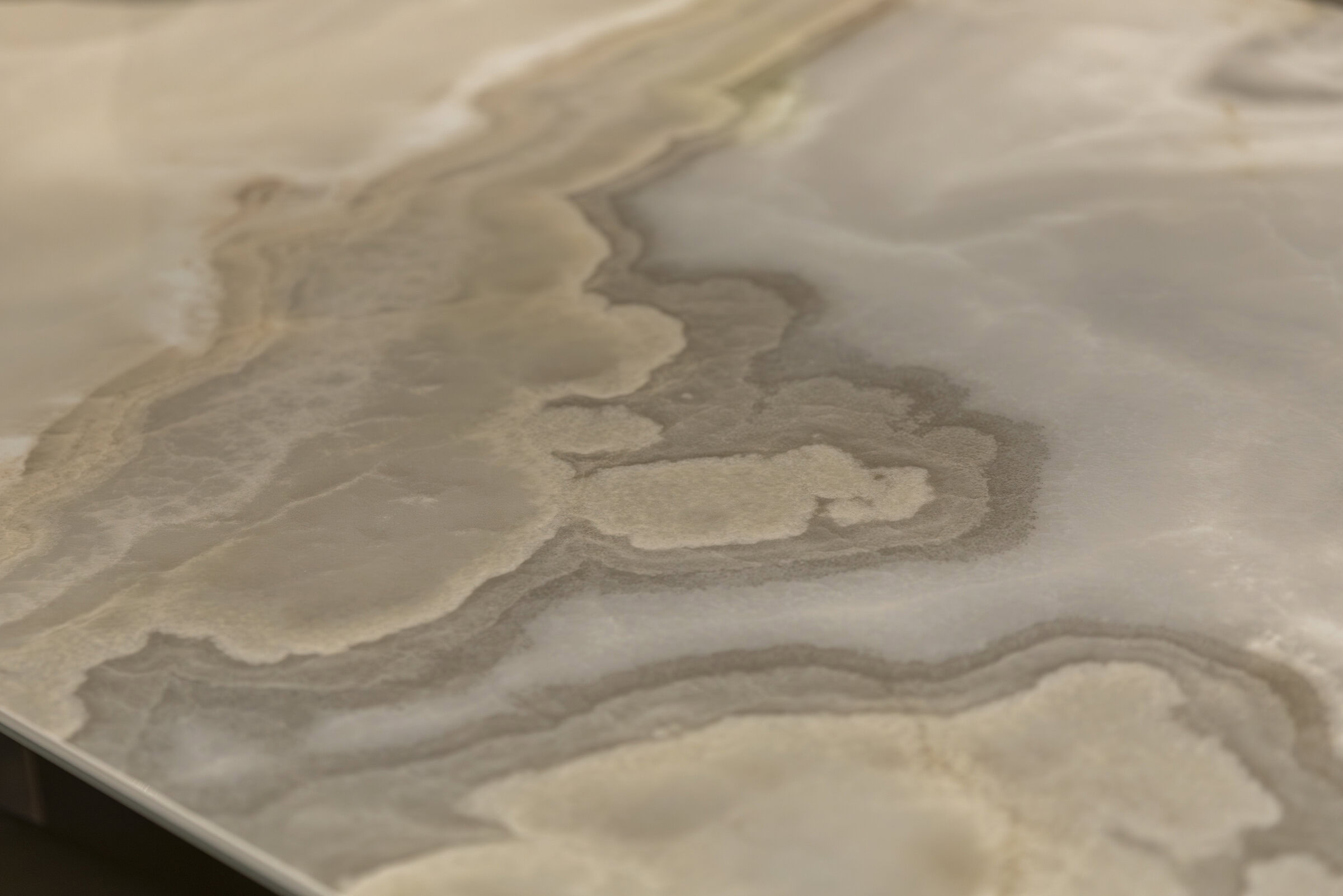 Elegant onyx and marble tabletop surface with natural veining perfect for luxury furniture design at Saloni Furniture.