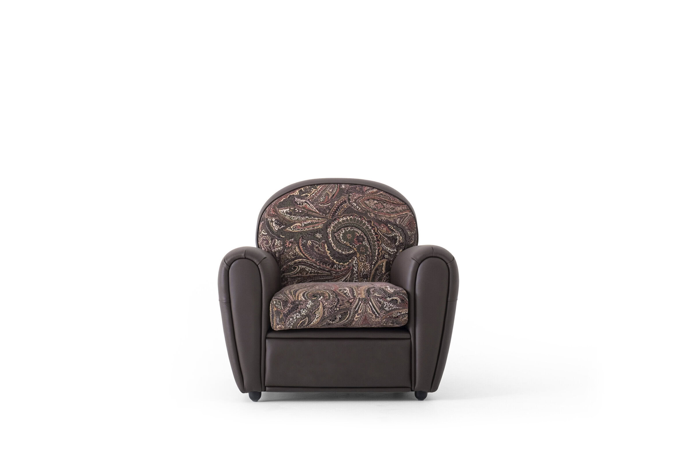 Fotoliu din piele maro, moale, cu pernă din material textil cu model, mobilier elegant și confortabil pentru living sau zonă de lounge. Perfect pentru decor interior modern.
