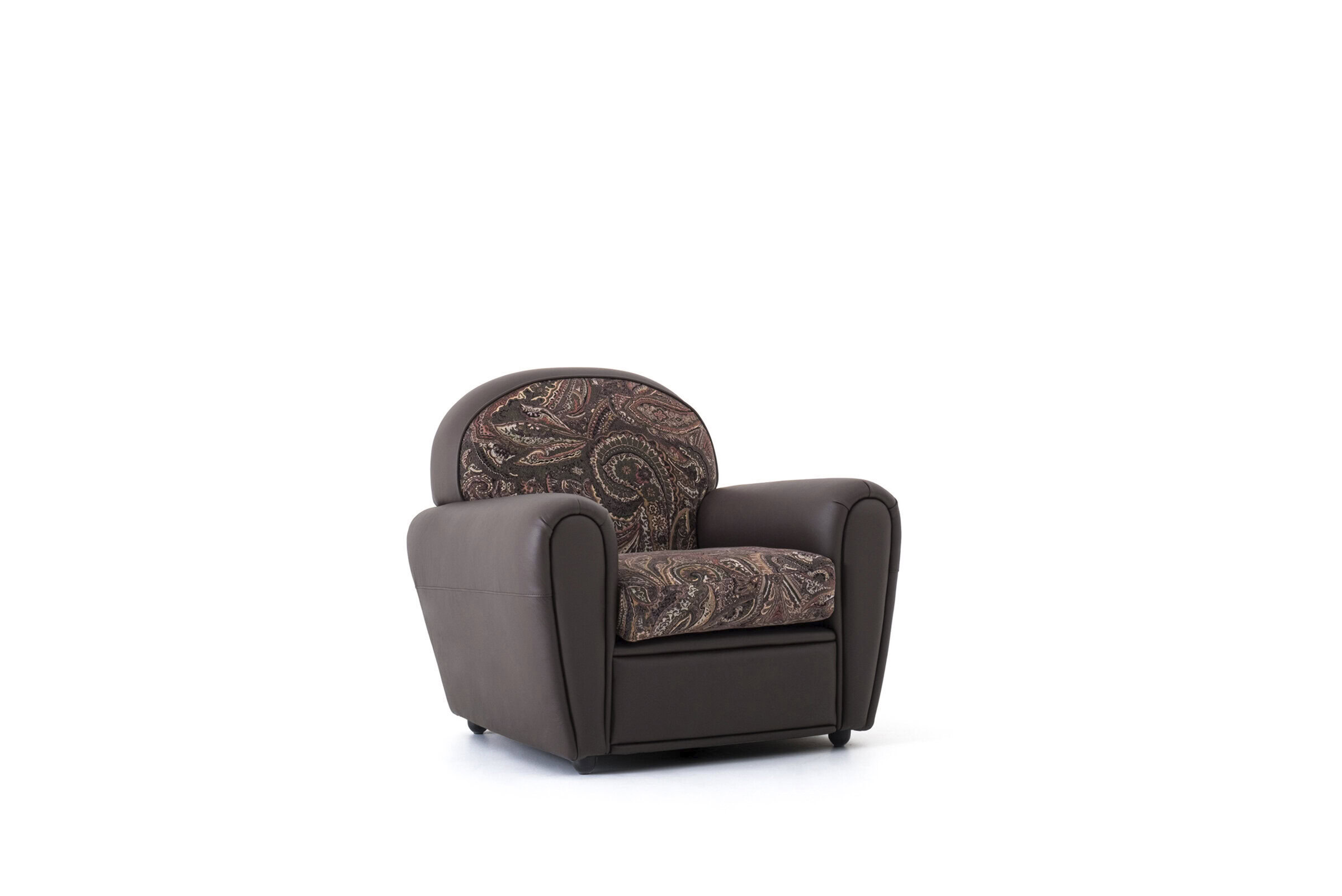 Fotoliu elegant din piele maro, cu perne și spătar tapițate cu model paisley, perfect pentru un decor elegant al camerei de zi și pentru o ședere confortabilă. Ideal atât pentru interioare moderne, cât și clasice.