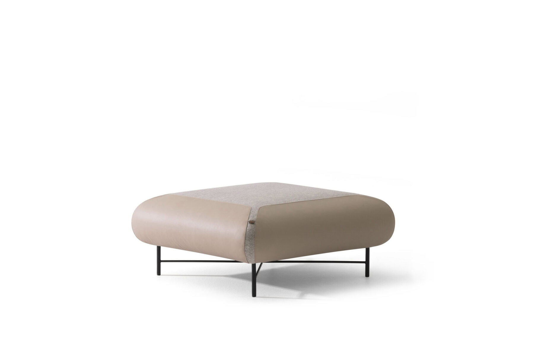 Canapea tapițată modernă și contemporană, în nuanțe de bej și taupe, cu picioare elegante din metal negru, concepută pentru mobilier elegant în living și opțiuni versatile de ședere.