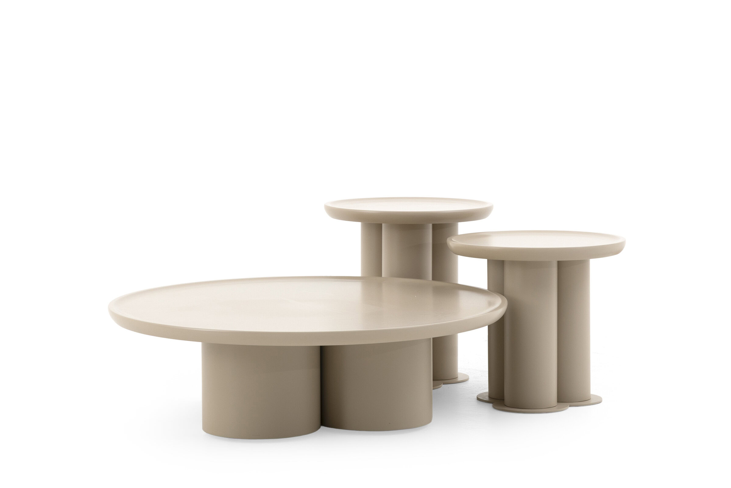 Set de trei măsuțe de cafea moderne, bej, elegante, cu suprafețe rotunde și netede pe baze cilindrice, perfecte pentru un decor elegant al camerei de zi.