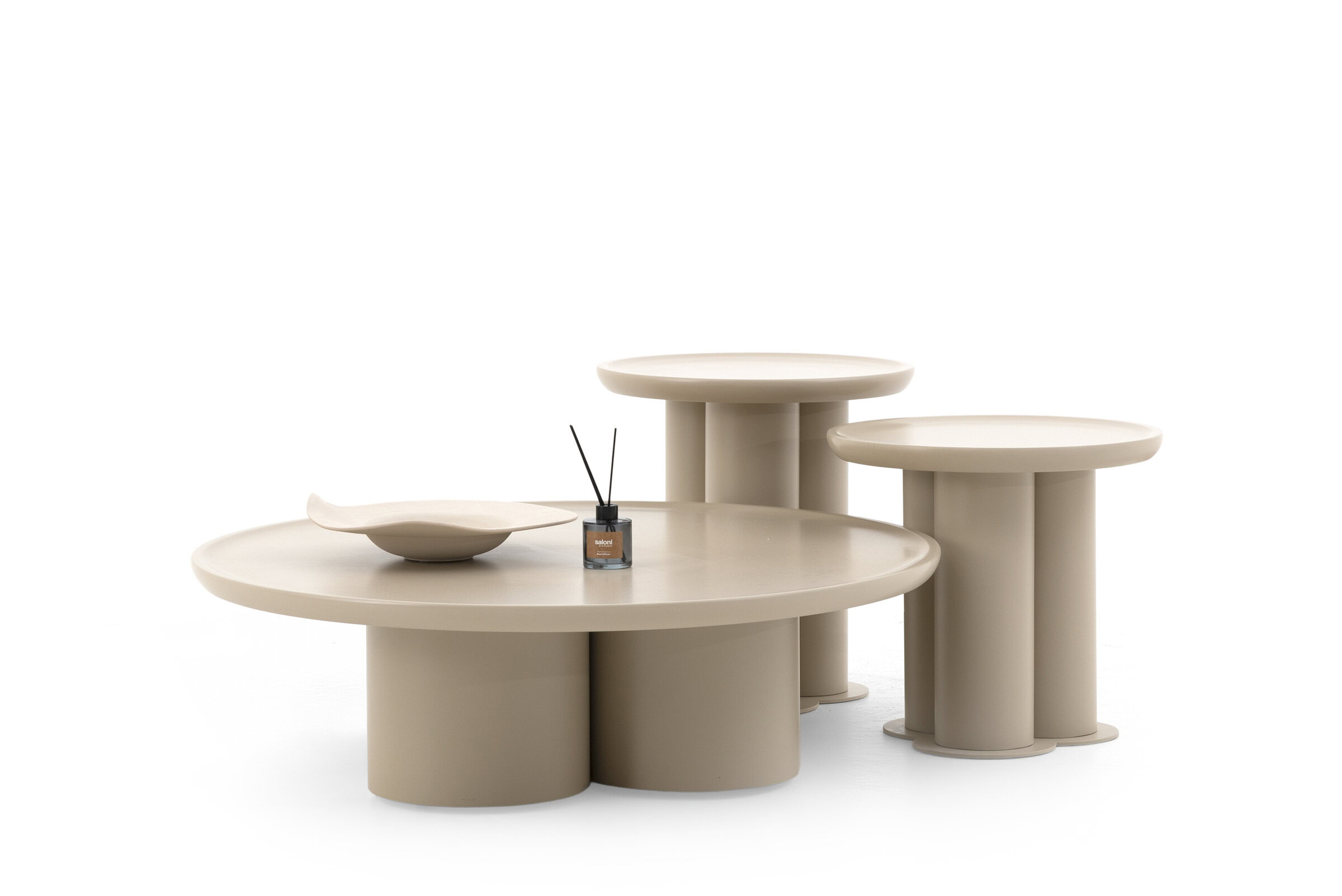 Set de mese de cafea rotunde contemporane, bej, cu baze cilindrice unice, ideale pentru spații de locuit moderne și decor elegant.