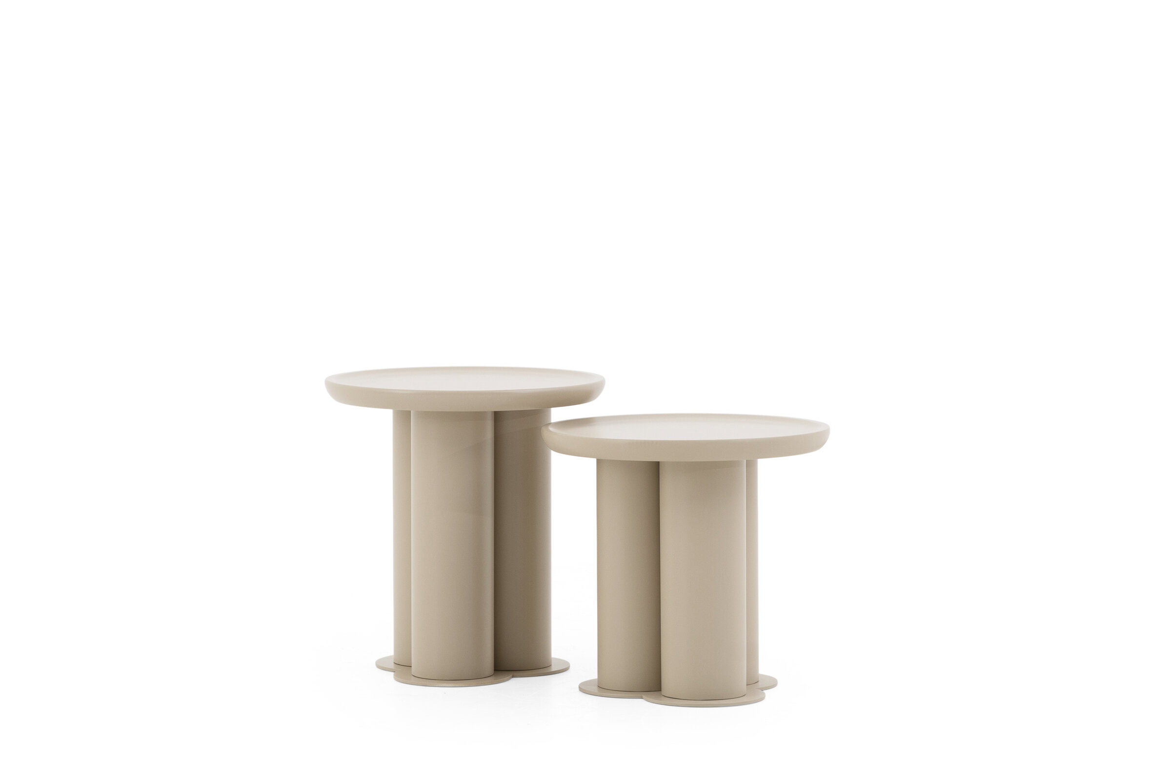 Set de măsuțe laterale contemporane, bej, elegante, cu baze cilindrice și blaturi rotunde, ideale pentru spații de locuit moderne, birouri sau interioare minimaliste, prezentând un design de mobilier elegant și funcțional.